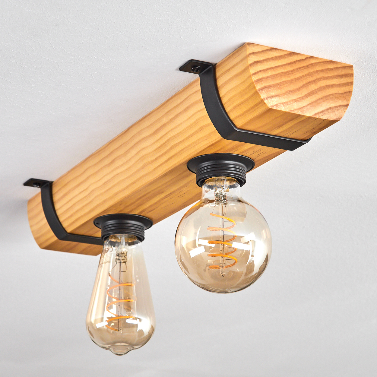 Holzlampe mit zwei Glühbirnen, die an einer Decke montiert ist.