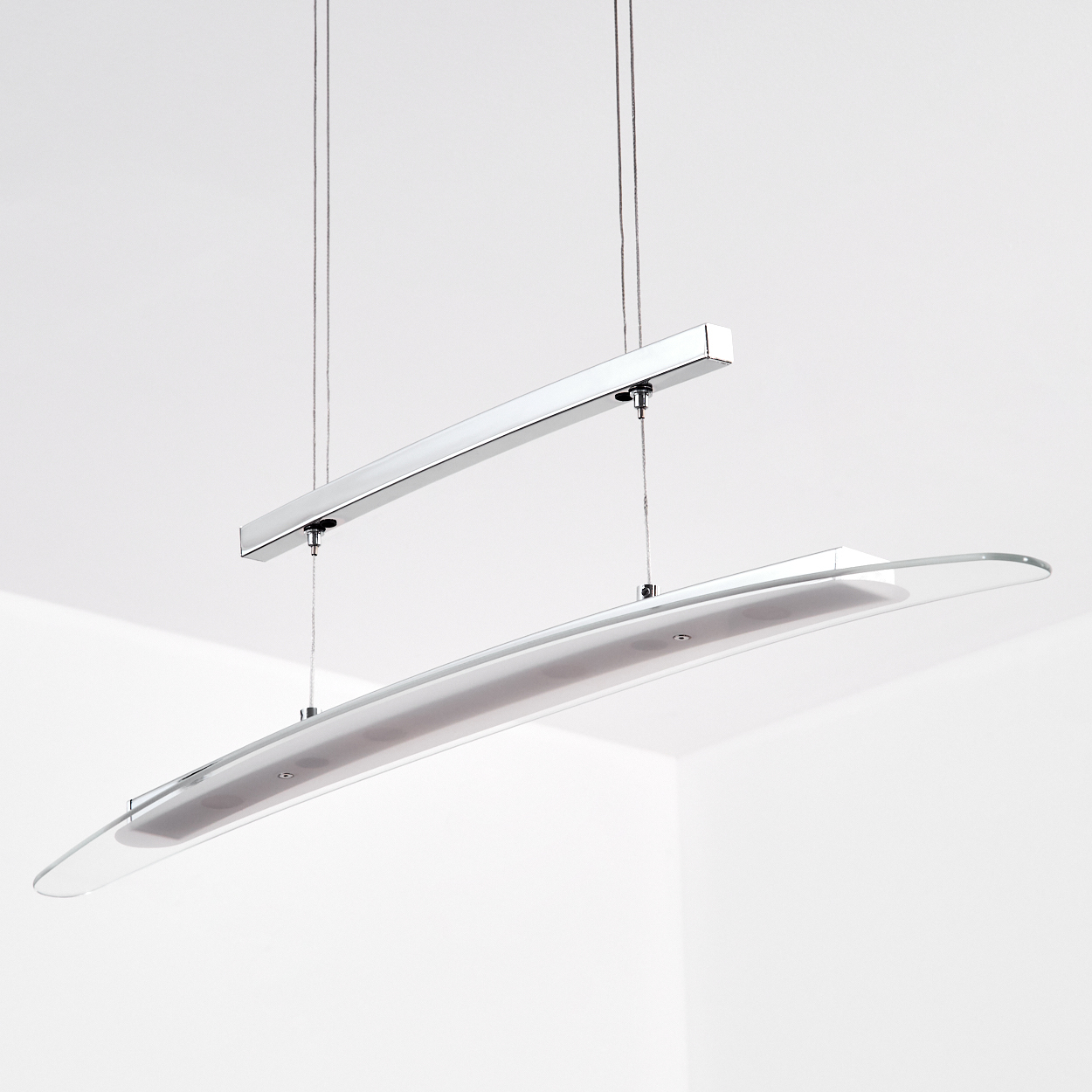 Eine moderne Hängeleuchte mit einer rechteckigen Metallstange und einer geschwungenen Glasplatte.