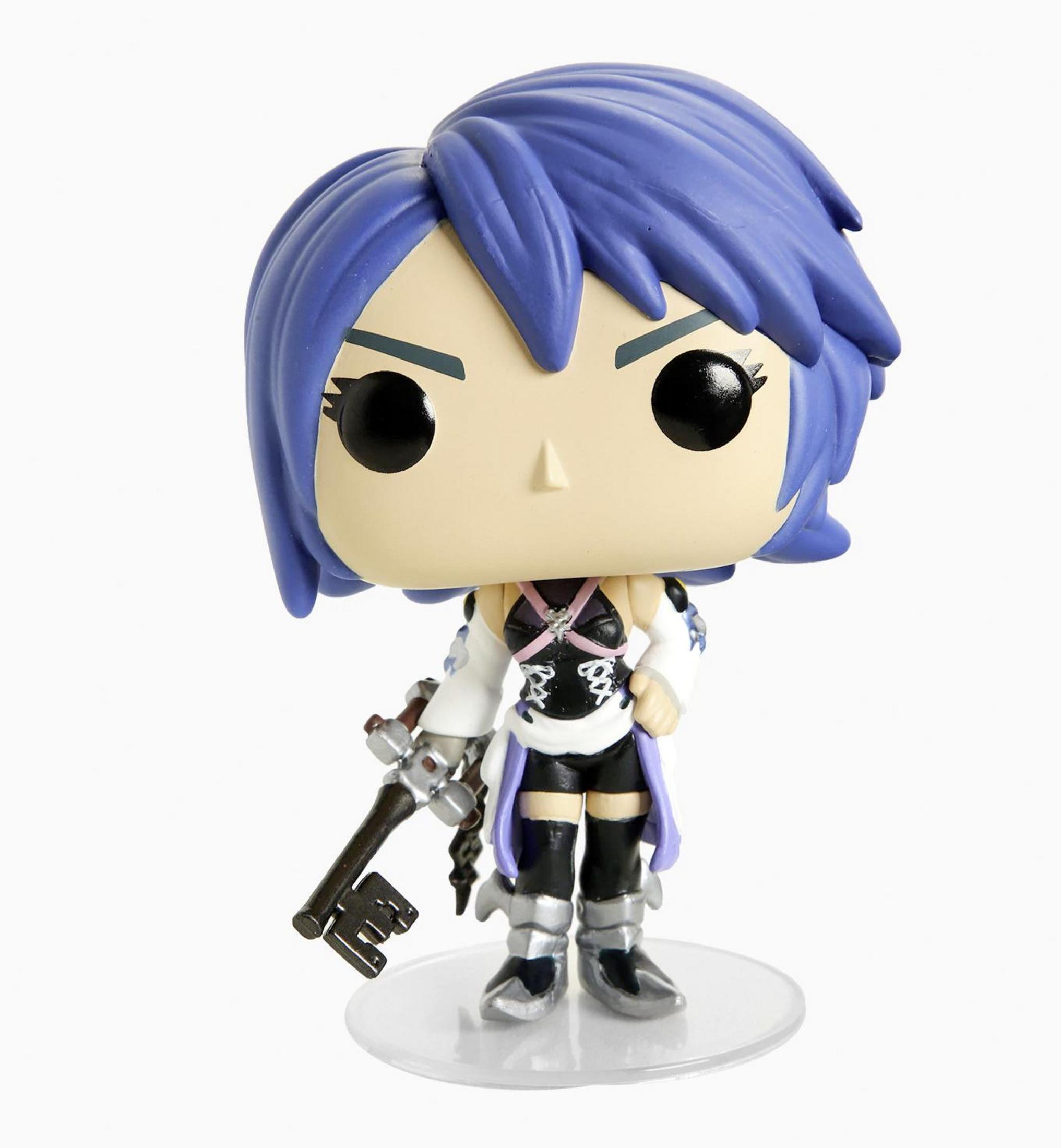 Figur mit blauem Haar und Schlüssel, trägt schwarzes Oberteil und weiße Jacke.