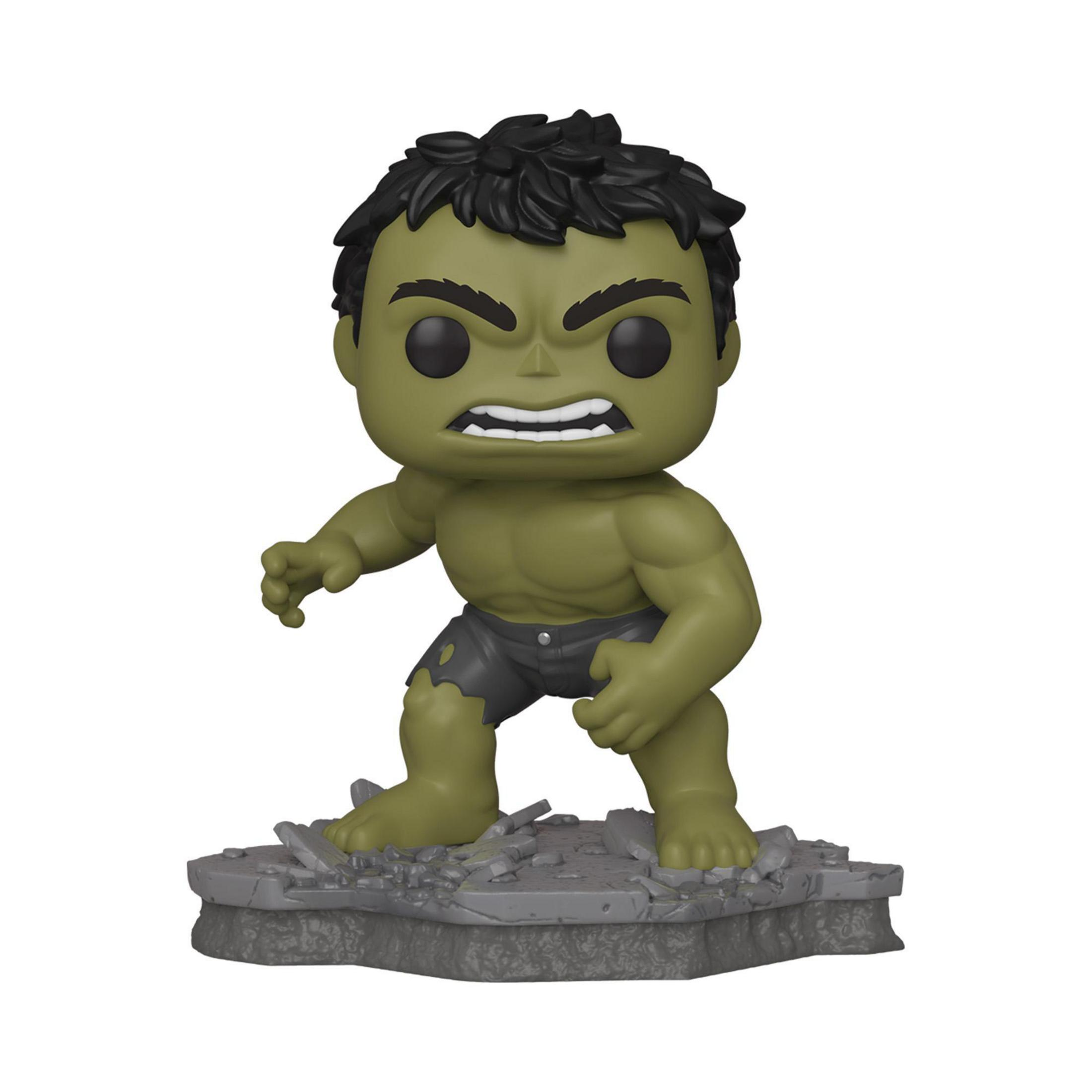 Una figura Pop Vinyl verde di Hulk con pantaloncini strappati si erge su una base di macerie.