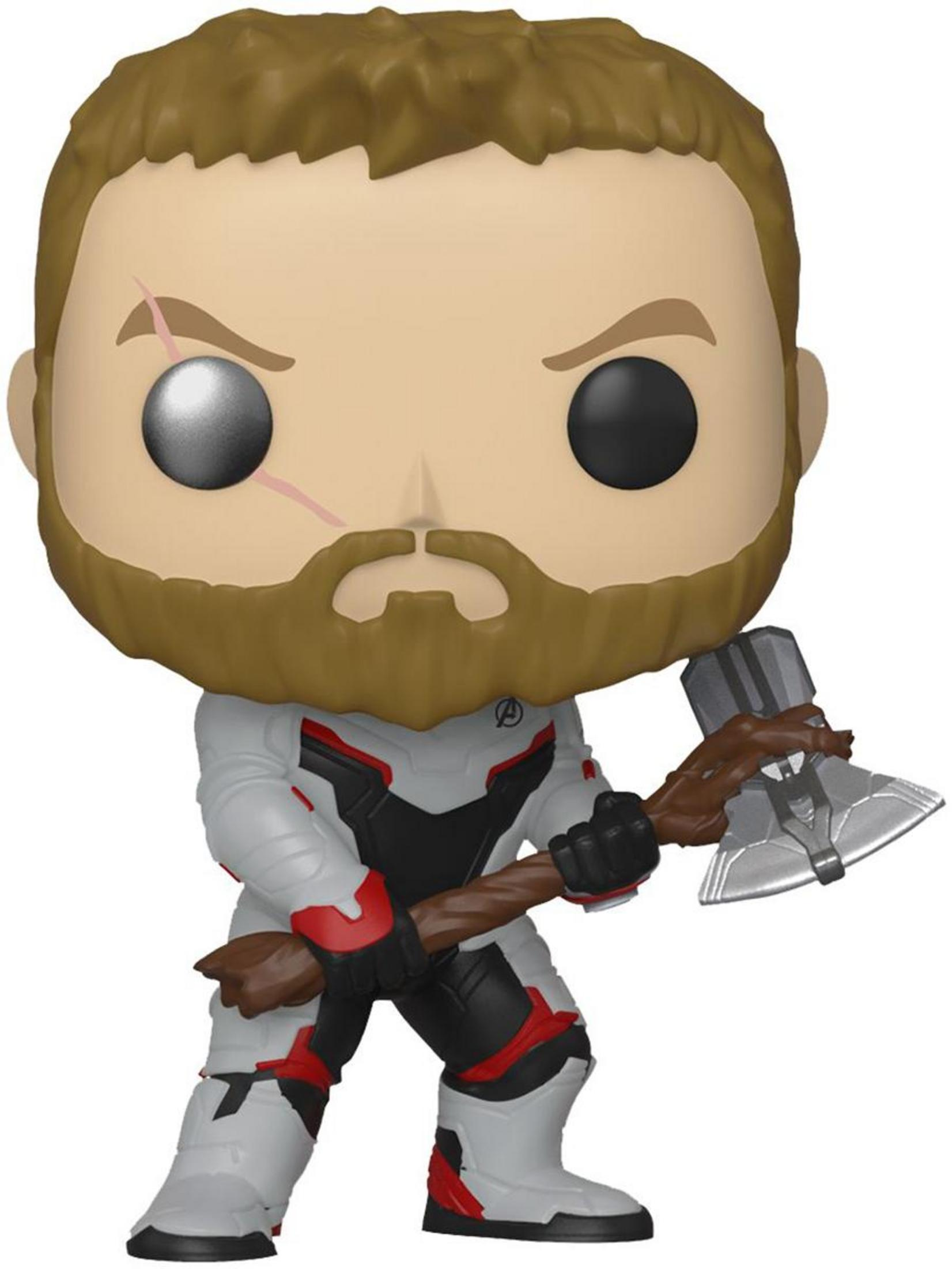 Thor con benda sull'occhio e barba, tiene un'ascia, indossa un abito bianco con accenti rossi.
