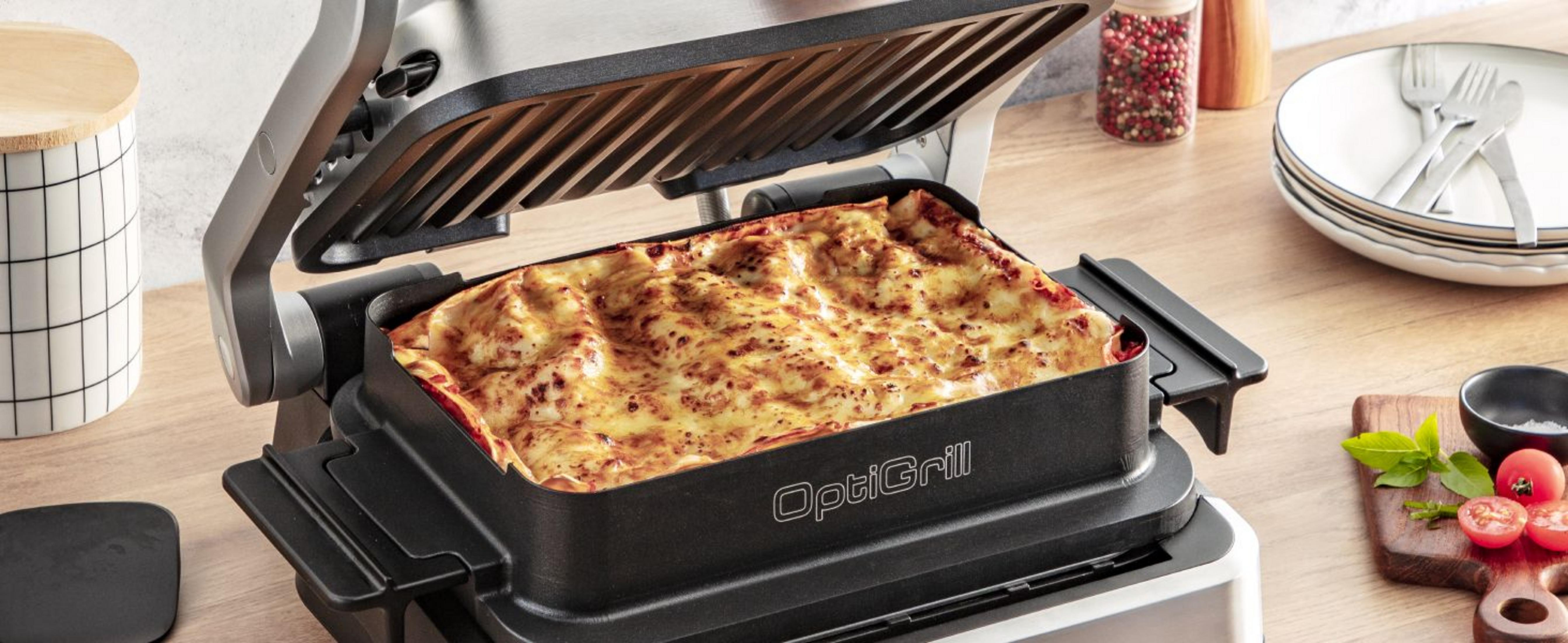 Lasagne in einem geöffneten OptiGrill mit geschmolzenem Käse.