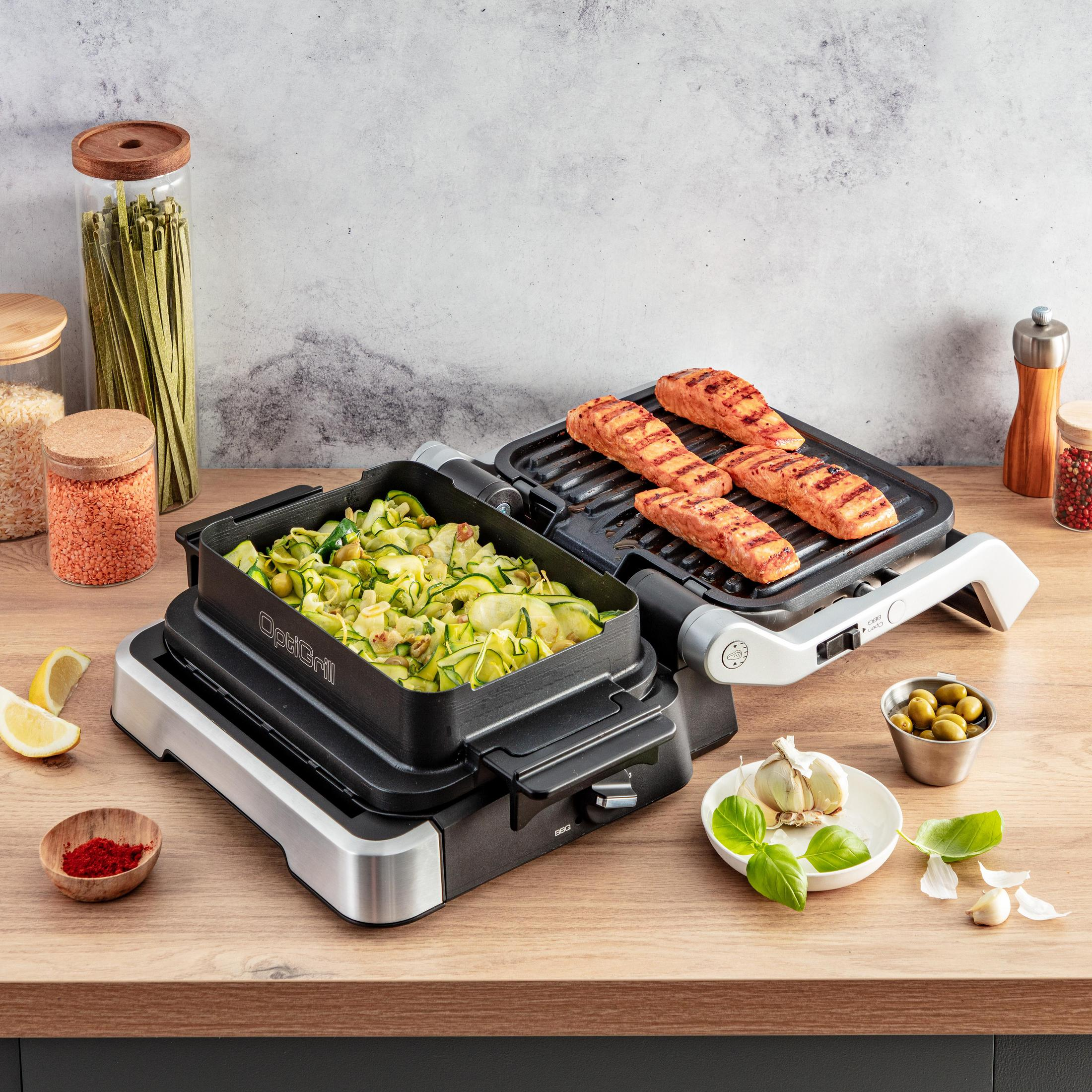 Ein elektrischer Grill mit gegrilltem Lachs und Zucchinigericht.