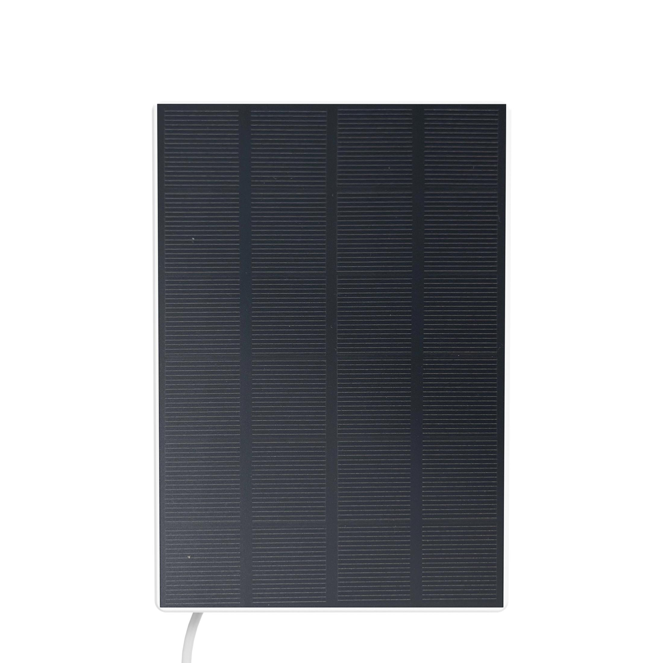 Un pannello solare scuro con linee orizzontali su sfondo bianco.