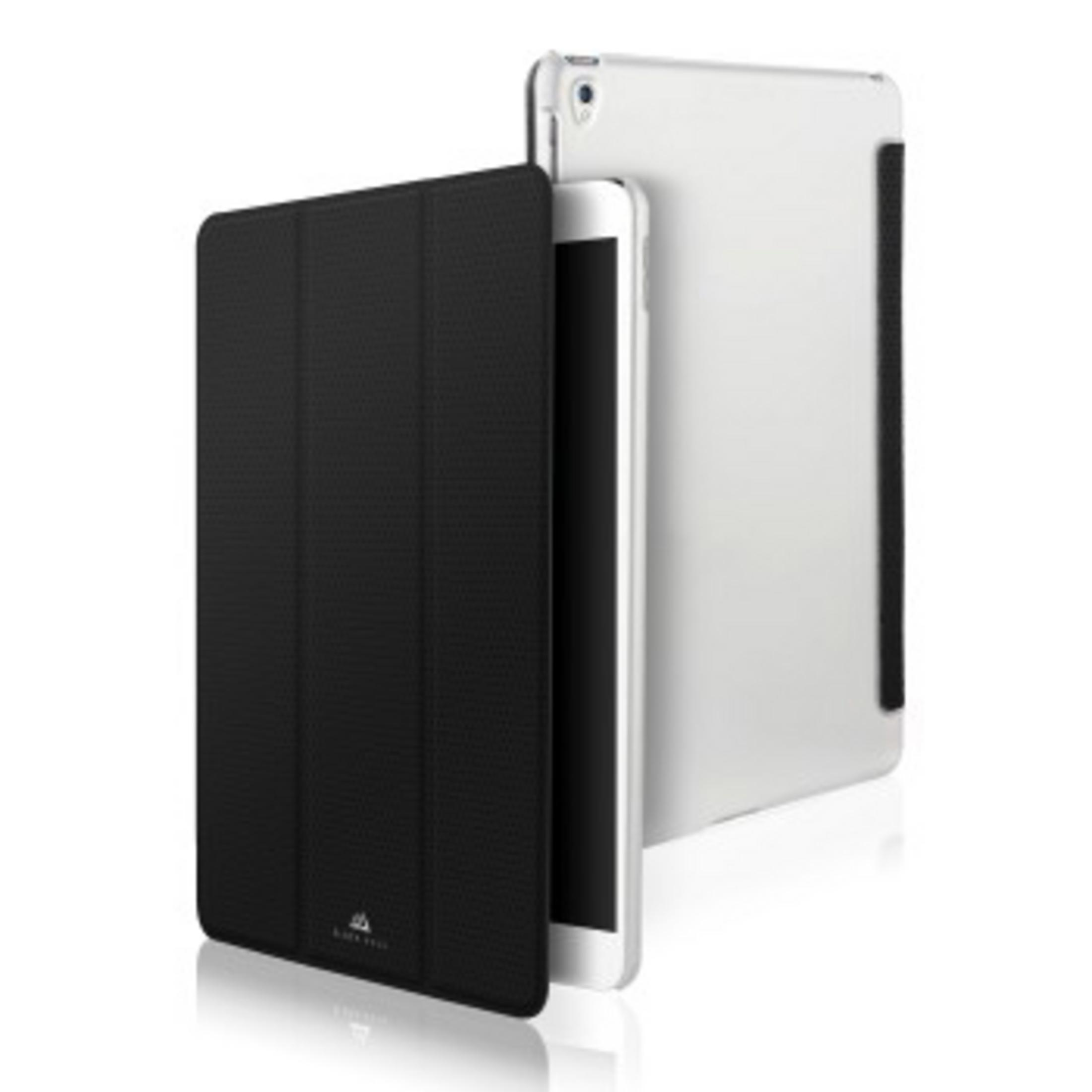Ein schwarzes Tablet-Etui steht vor einem weißen Tablet.