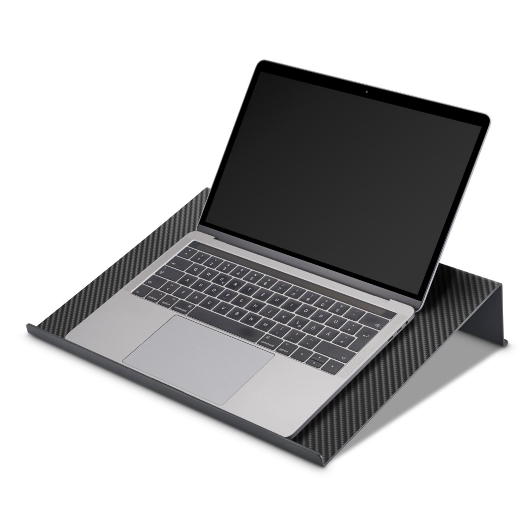 Ein Laptop steht auf einem Carbonfaser-Ständer vor weißem Hintergrund.