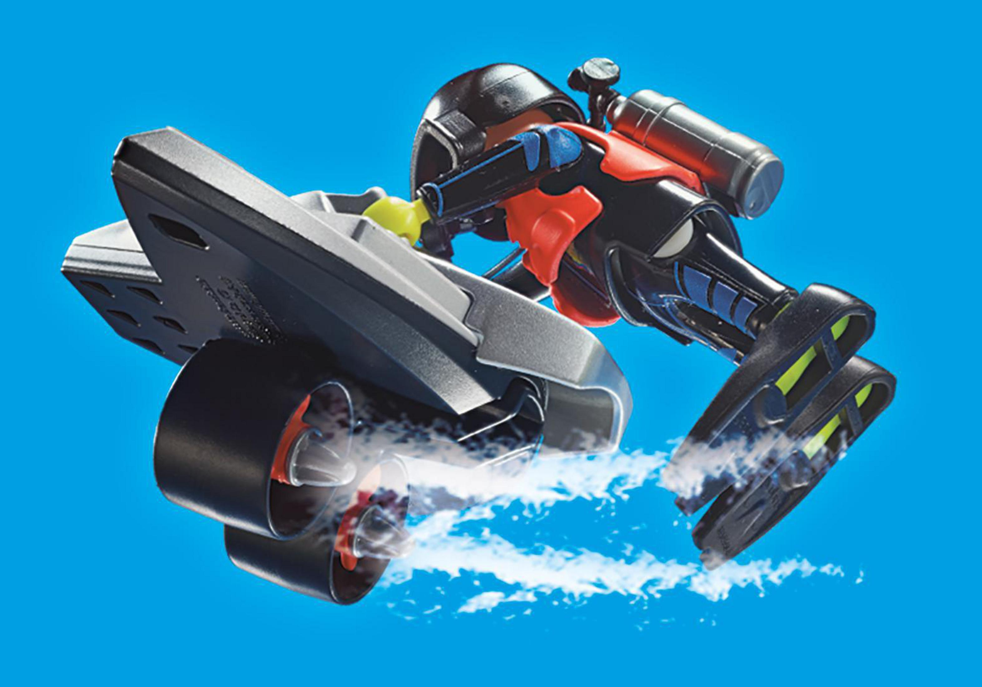 Un subacqueo con attrezzatura subacquea su un jet ski con eliche blu.
