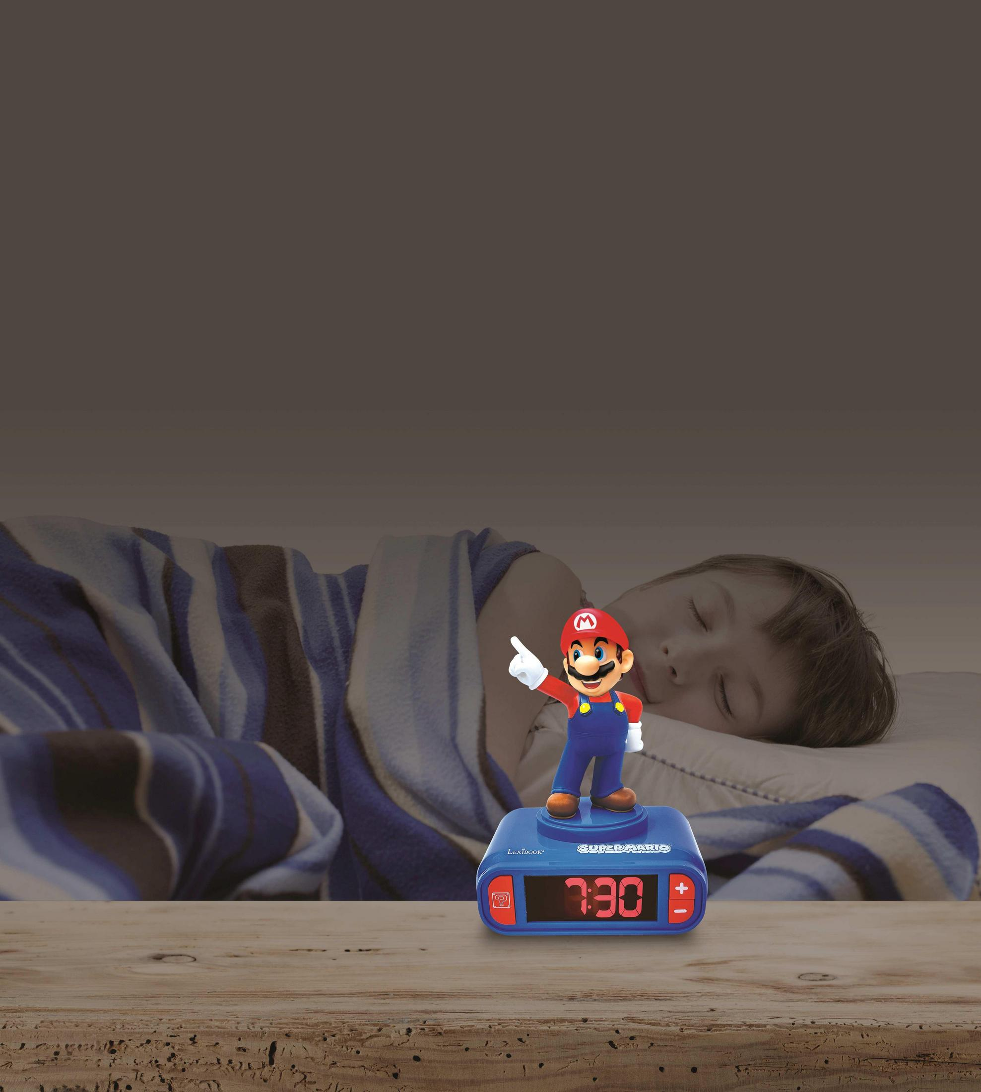 Statua di Mario su sveglia blu che mostra le 7:30. Un bambino dorme.