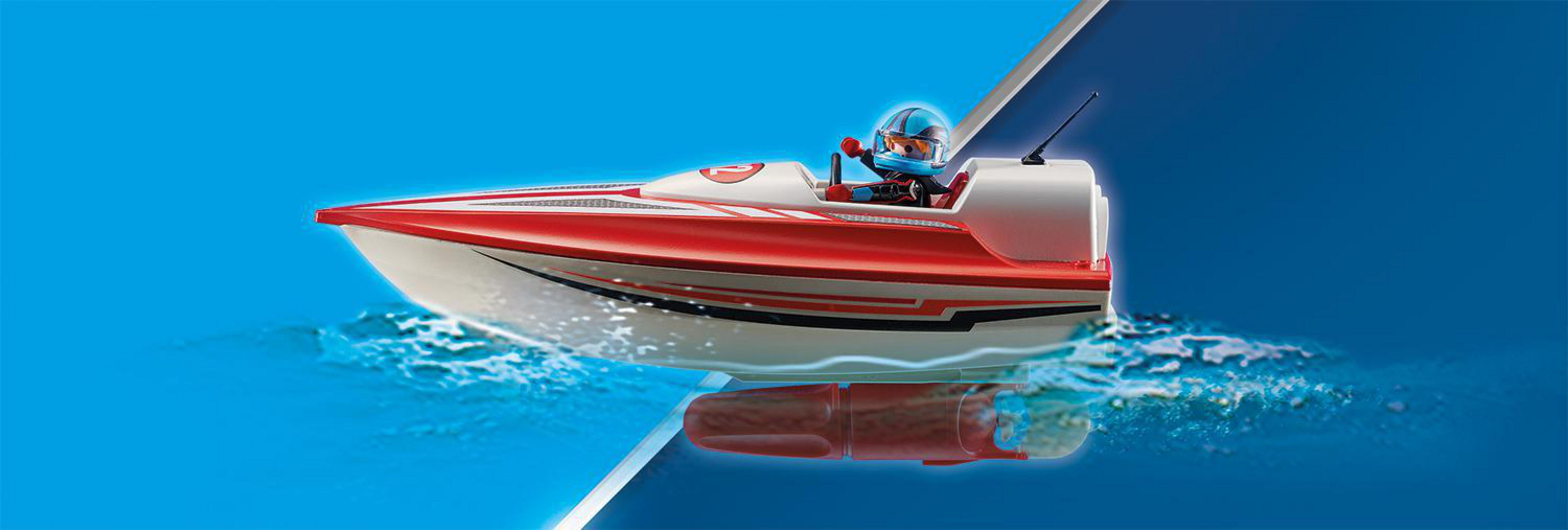Una barca da corsa rossa e bianca con pilota con casco blu naviga sull'acqua.