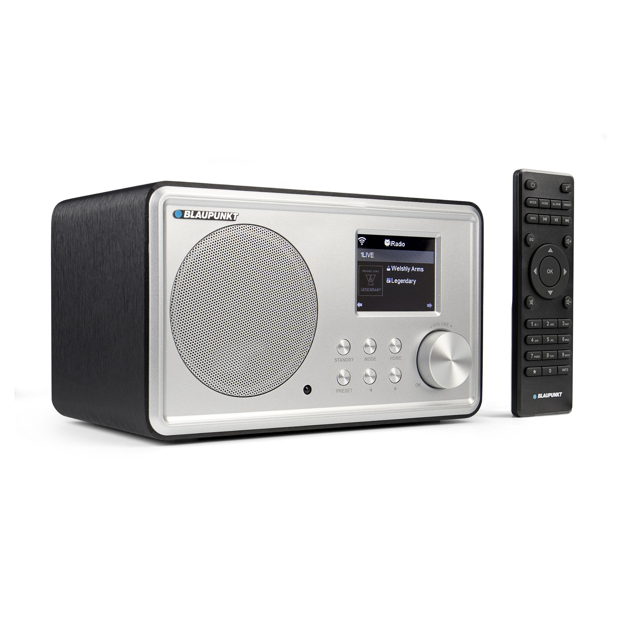 Una radio Blaupunkt argento e nera con telecomando su sfondo bianco.