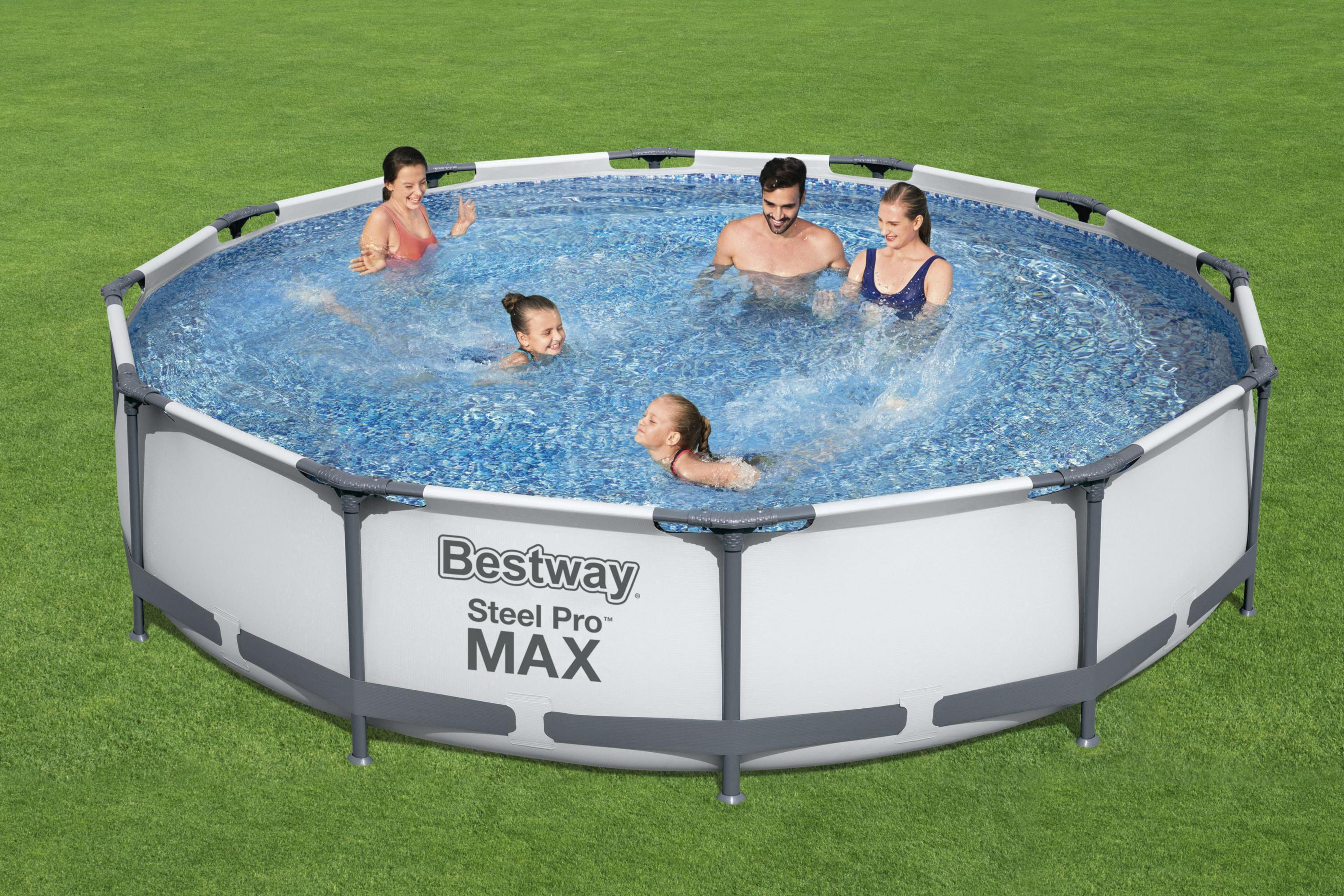 Eine Familie planscht in einem runden Pool auf einer grünen Rasenfläche.