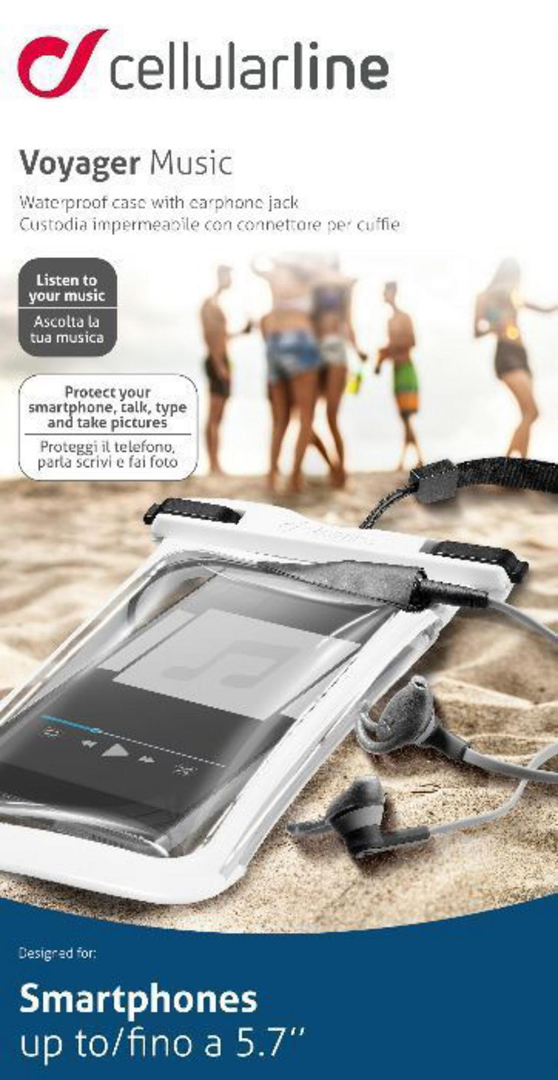 Eine wasserdichte Hülle von cellularline Voyager Music mit Kopfhörern auf Sand.