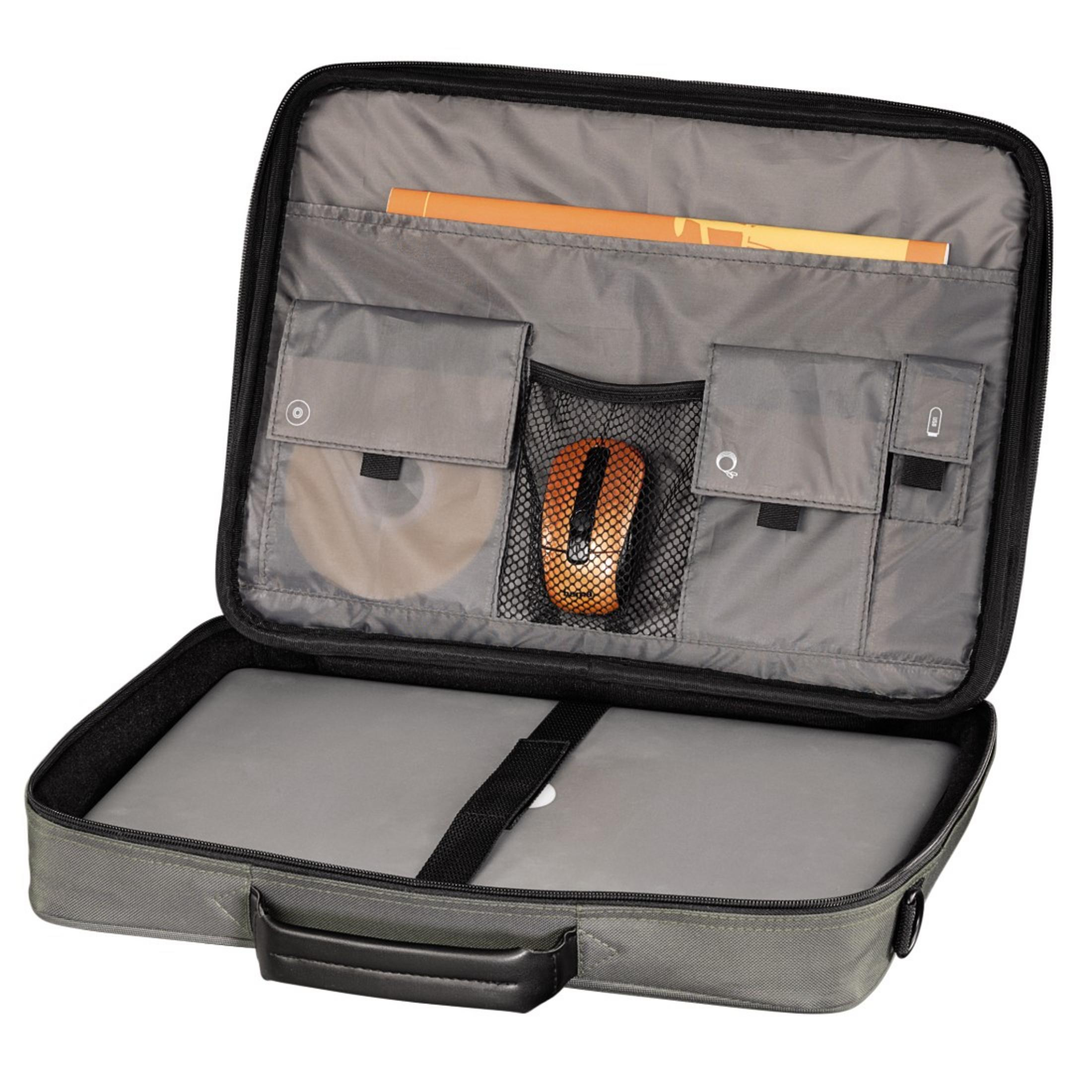 Geöffnete graue Laptoptasche mit Laptop, orange Maus, CD und Dokumenten.