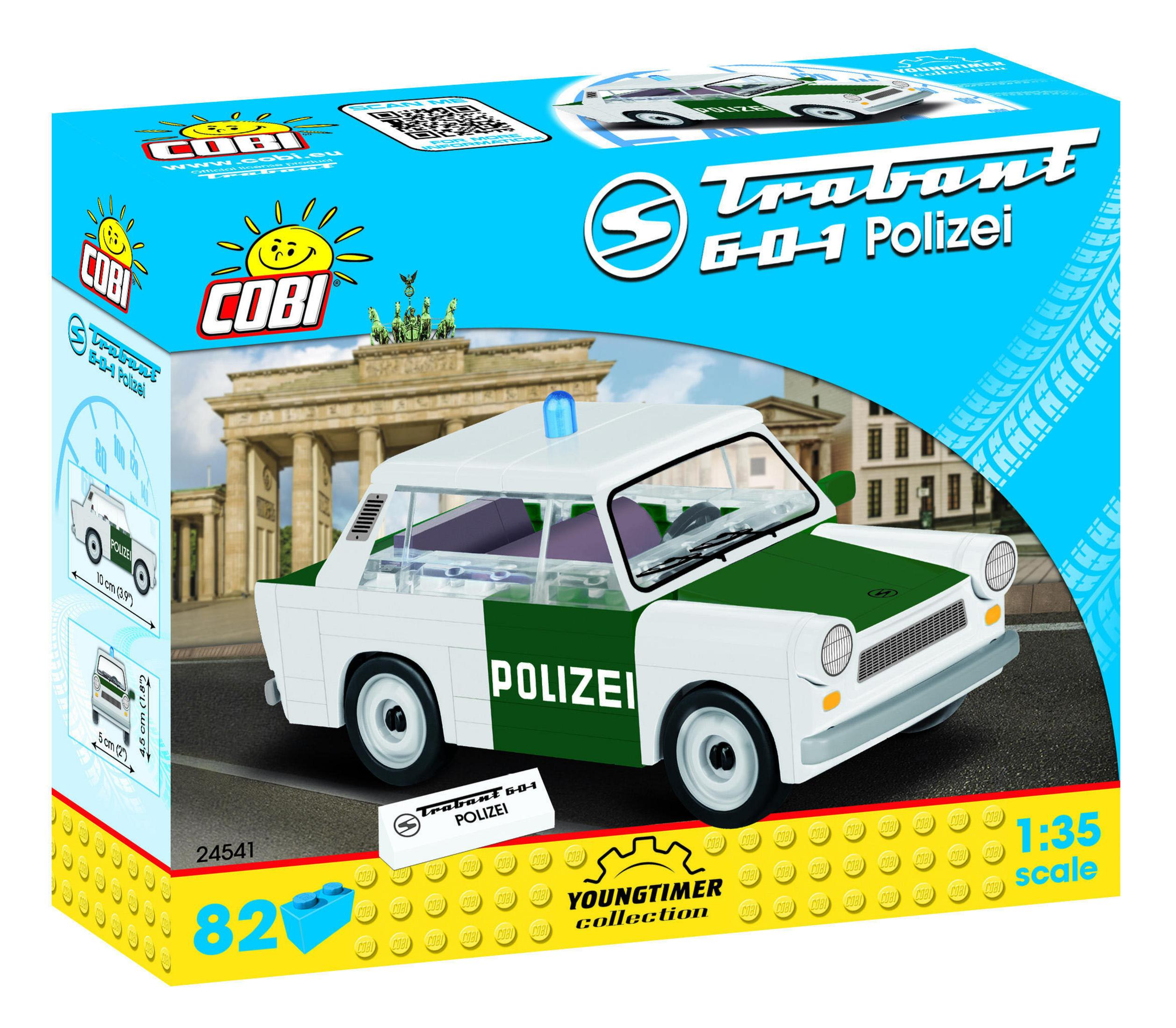 Verpackung eines Spielzeug-Polizeiautos Trabant 601 im Maßstab 1:35 vor dem Brandenburger Tor.