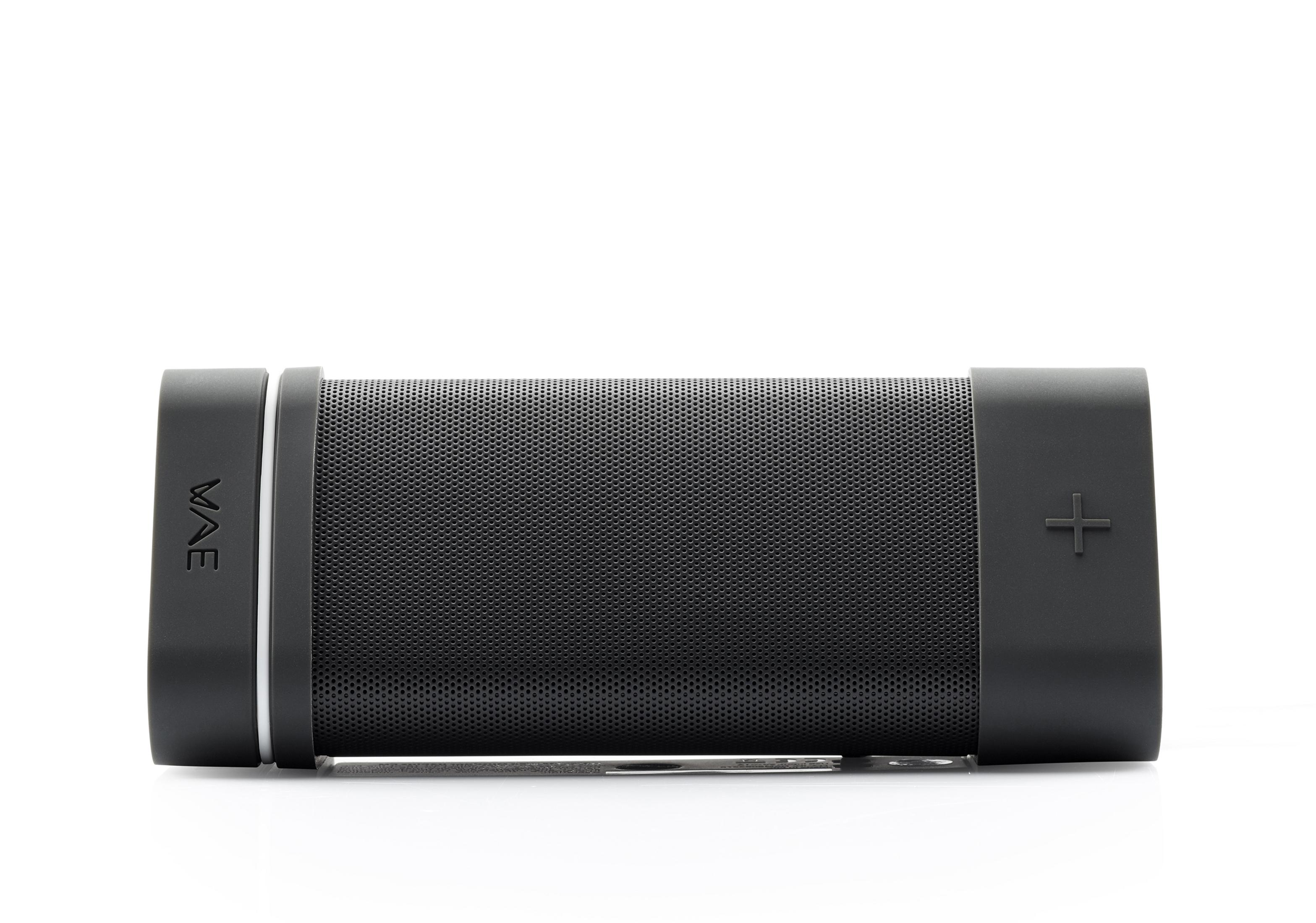 Altavoz portátil negro con frente perforado y botones de control.