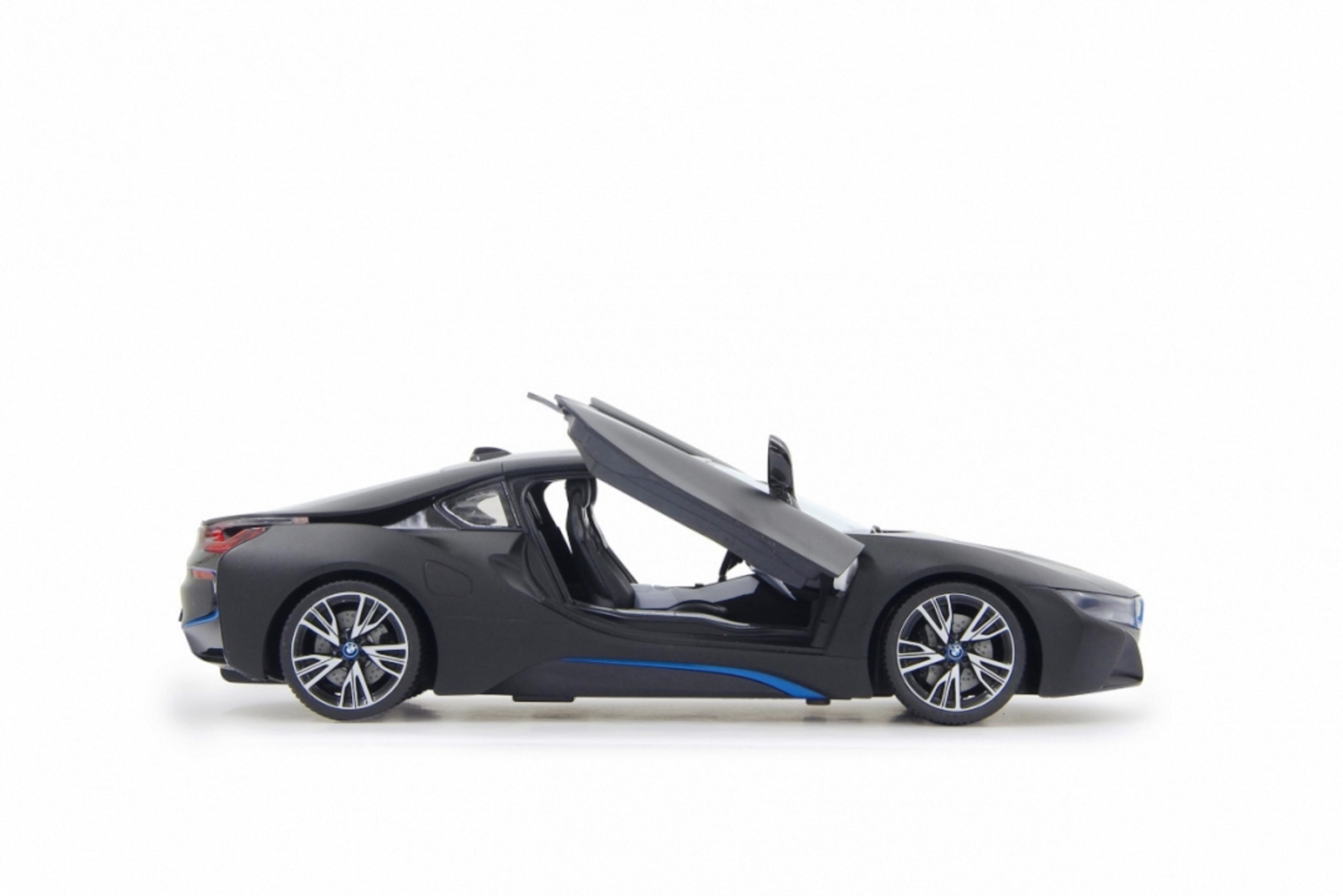 Schwarzer BMW mit geöffneten Türen auf weißem Hintergrund.
