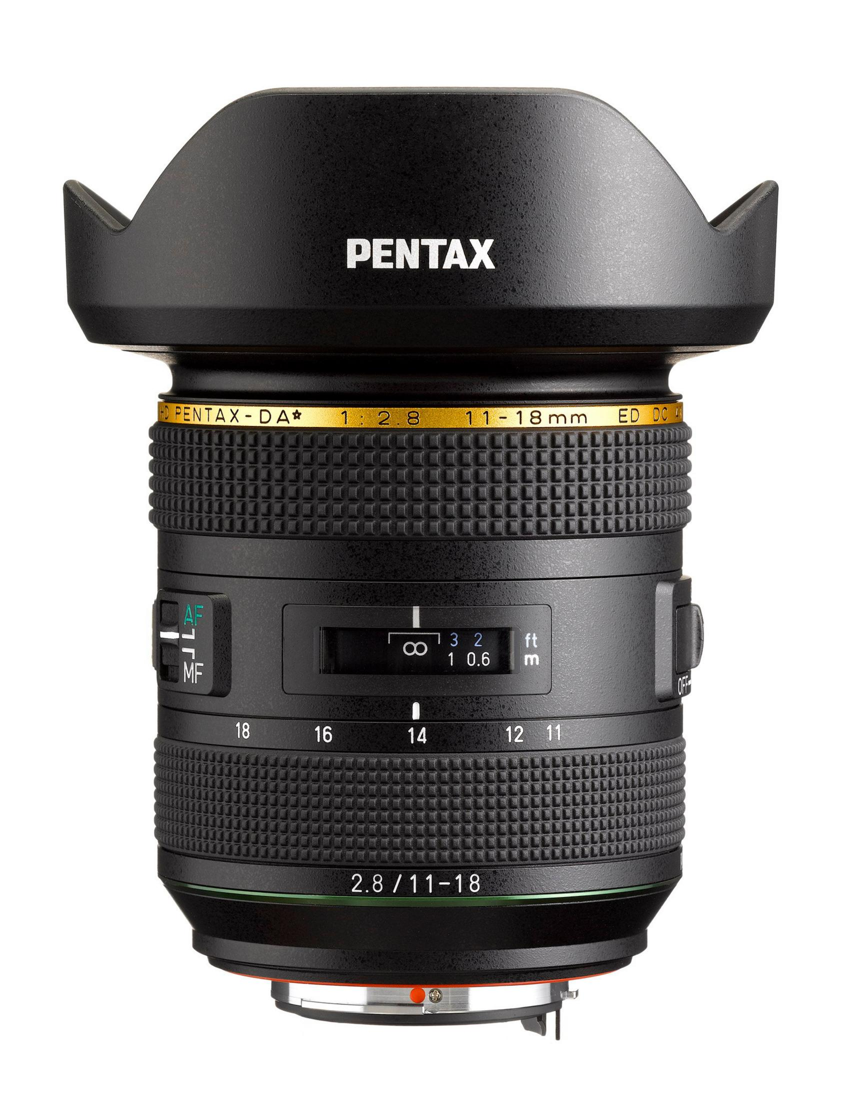 Ein schwarzes Pentax 11-18mm f/2.8 Objektiv mit Zoom- und Fokusringen und Entfernungsmarkierungen.