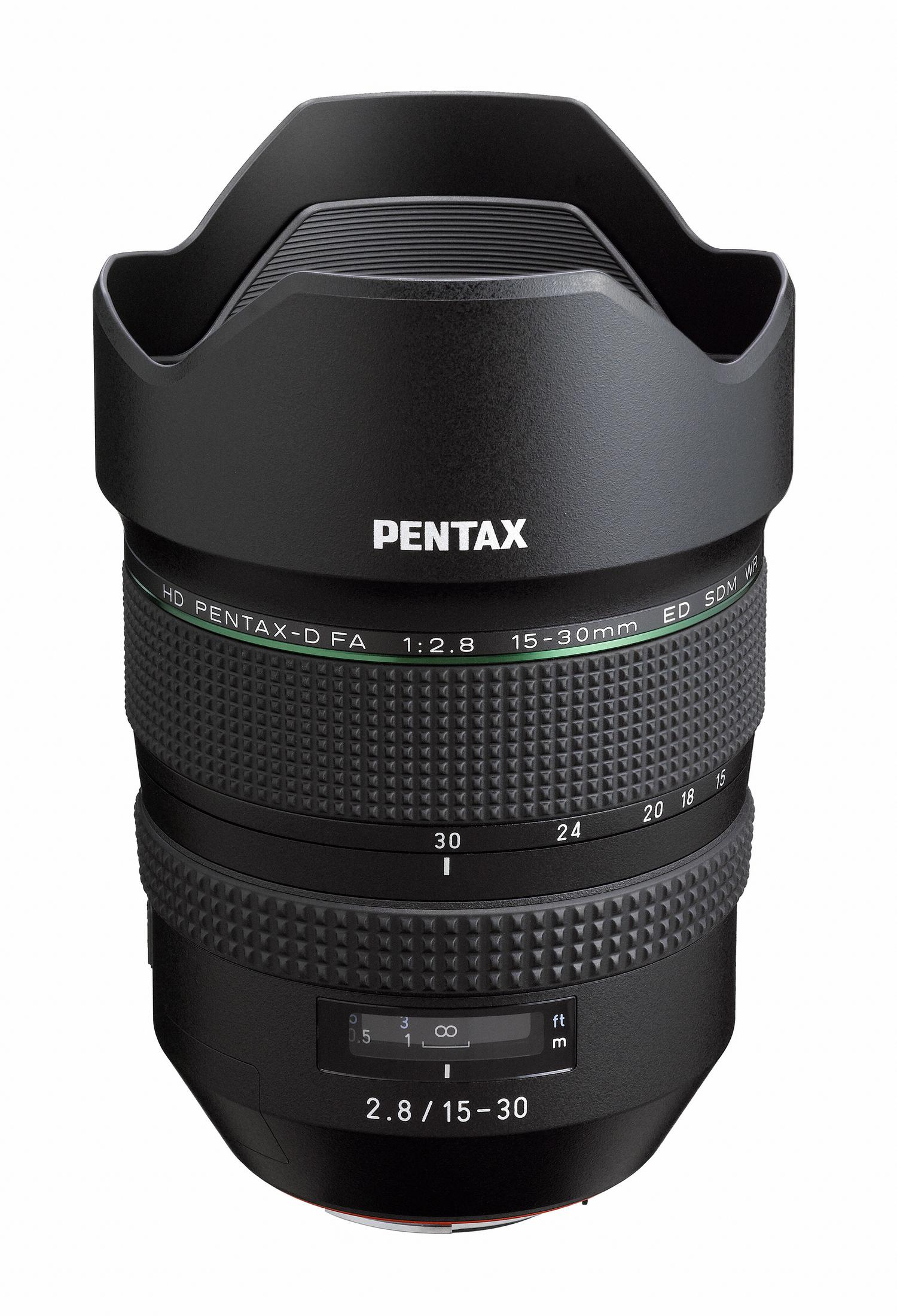 Lente de cámara Pentax negra con parasol, anillos de zoom y enfoque.