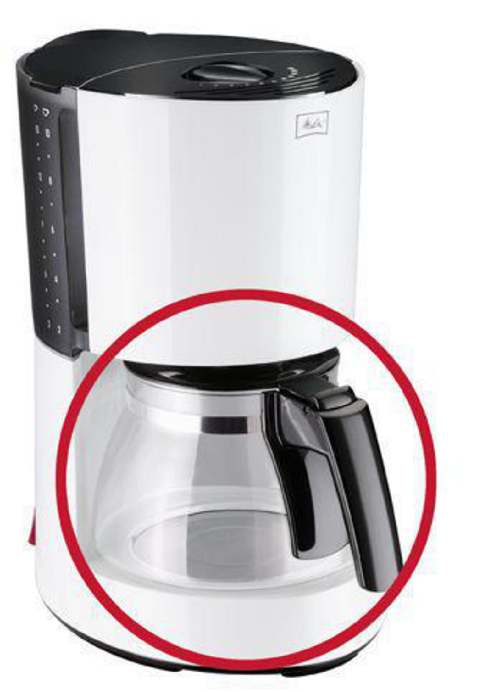 Eine weiße Kaffeemaschine mit schwarzem Deckel und Glaskanne.