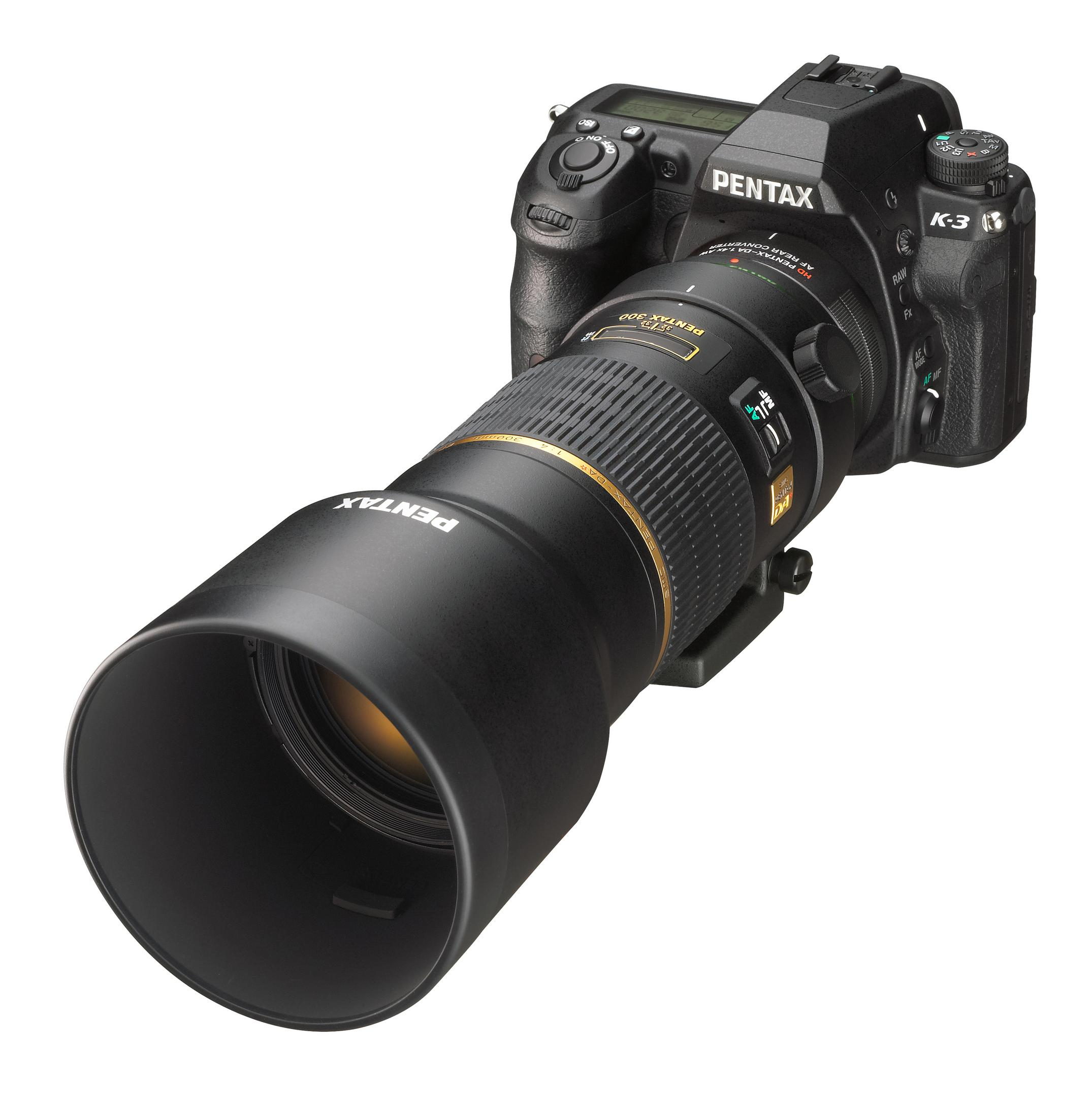 Una cámara Pentax K-3 negra con un teleobjetivo largo acoplado.