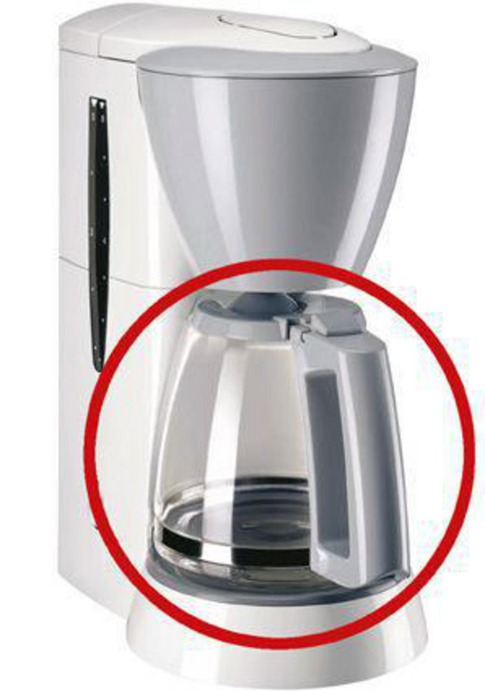 Eine weiße Kaffeemaschine mit Glaskaraffe und grauem Deckel. Rot eingekreist.