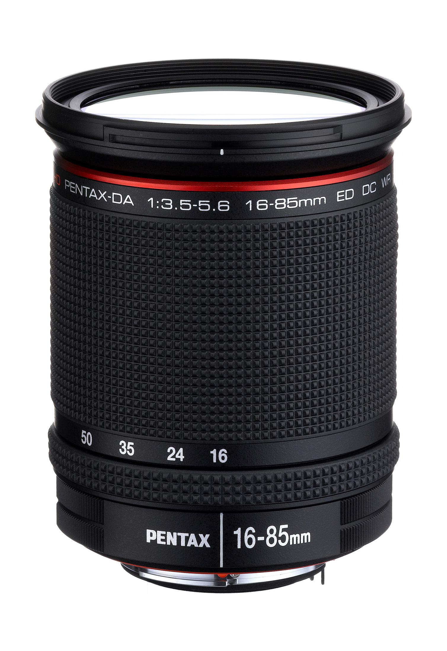 Un objetivo Pentax negro 16-85mm con anillo rojo y marcas de zoom.