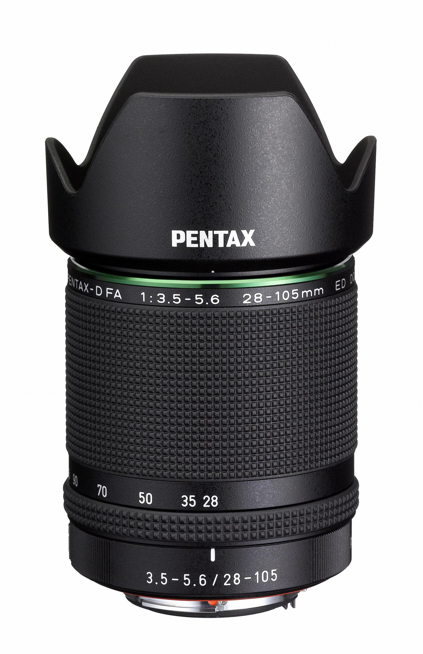 Ein schwarzes Pentax Kameraobjektiv mit Sonnenblende, Zoomring und Fokusring.