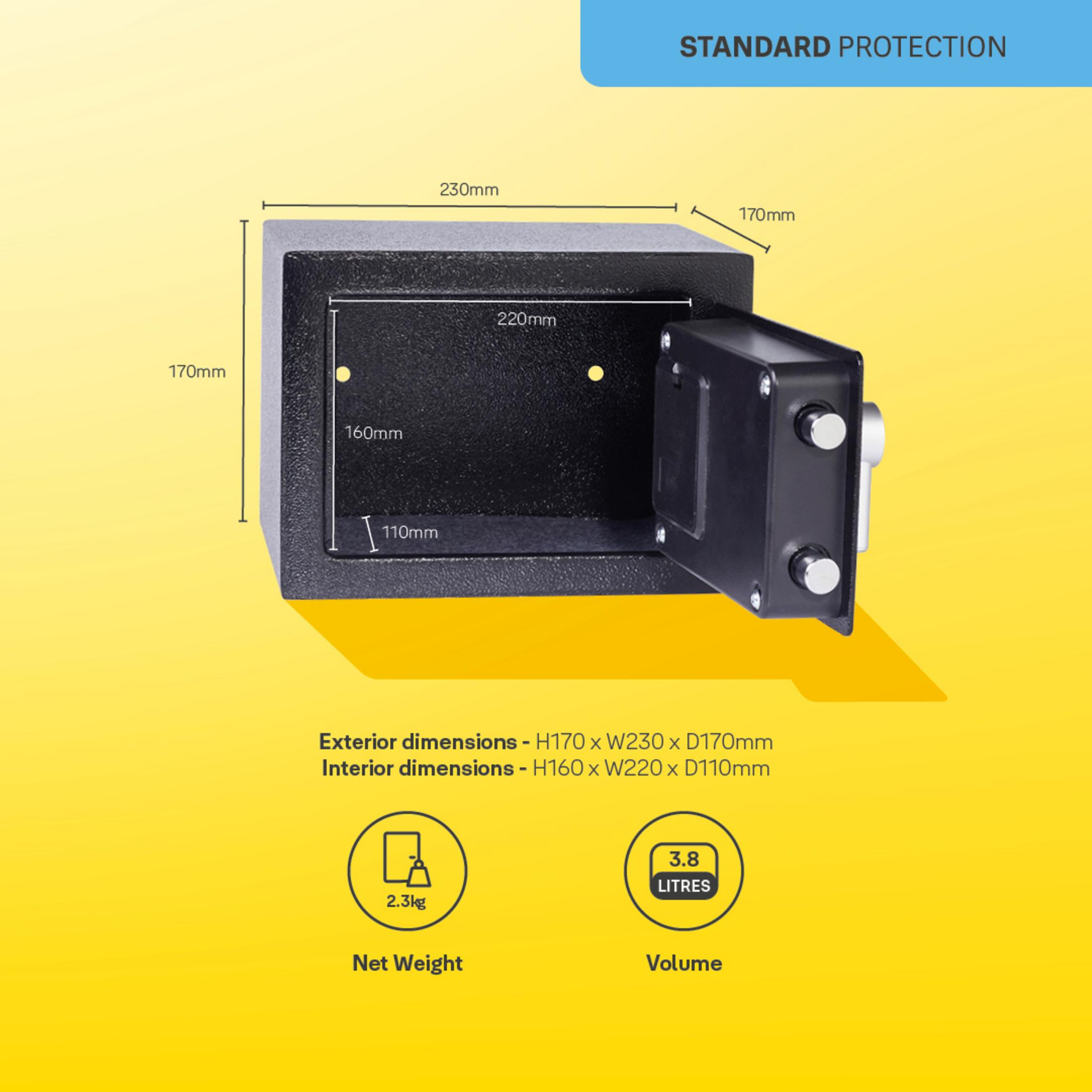 Una caja fuerte negra abierta con dimensiones y peso en fondo amarillo.