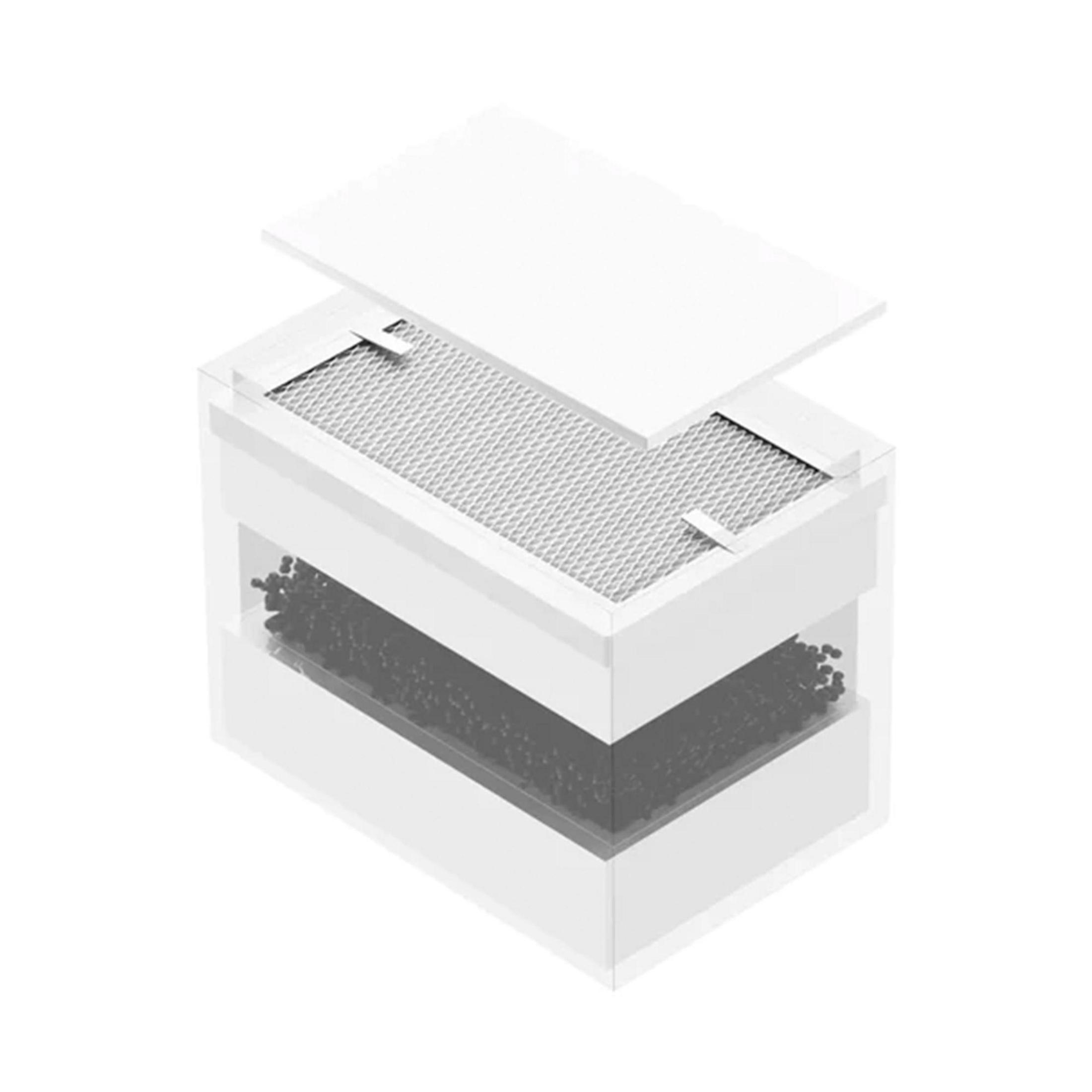 Weißer, schichtweiser Luftfilter mit Granulat und Gitter.