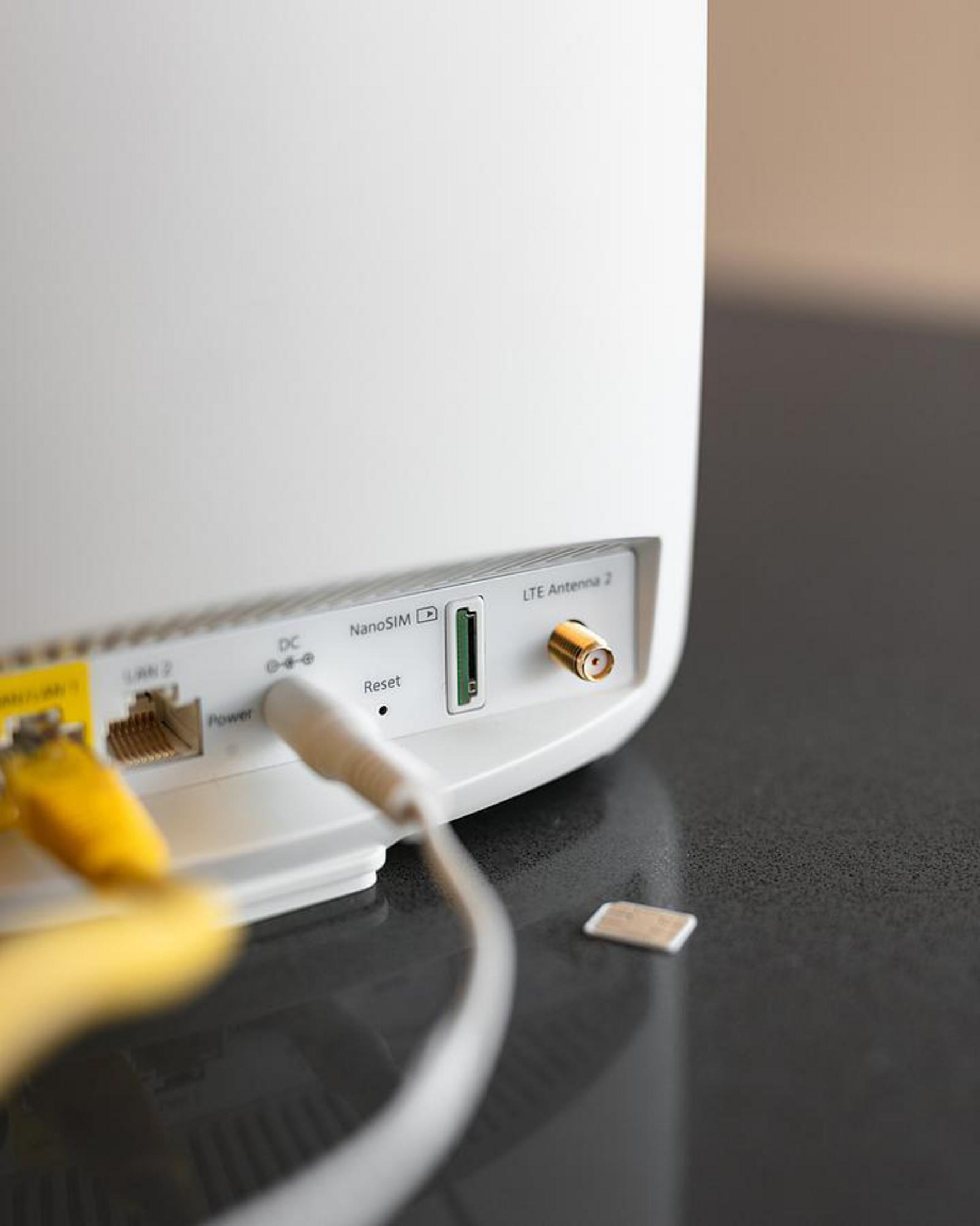 Particolare del pannello posteriore di un router con slot Nano-SIM, reset e porta antenna LTE.