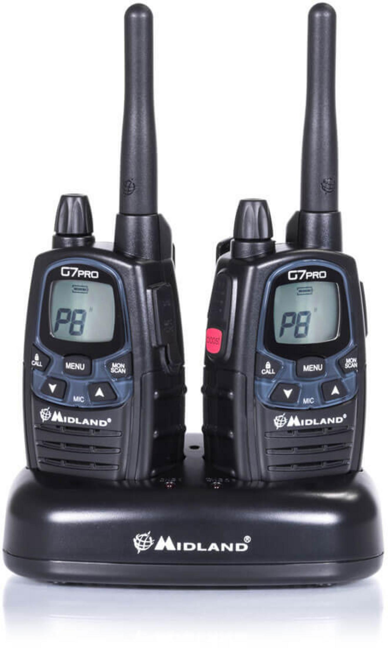 Dos walkie-talkies Midland G7PRO negros en una base de carga.