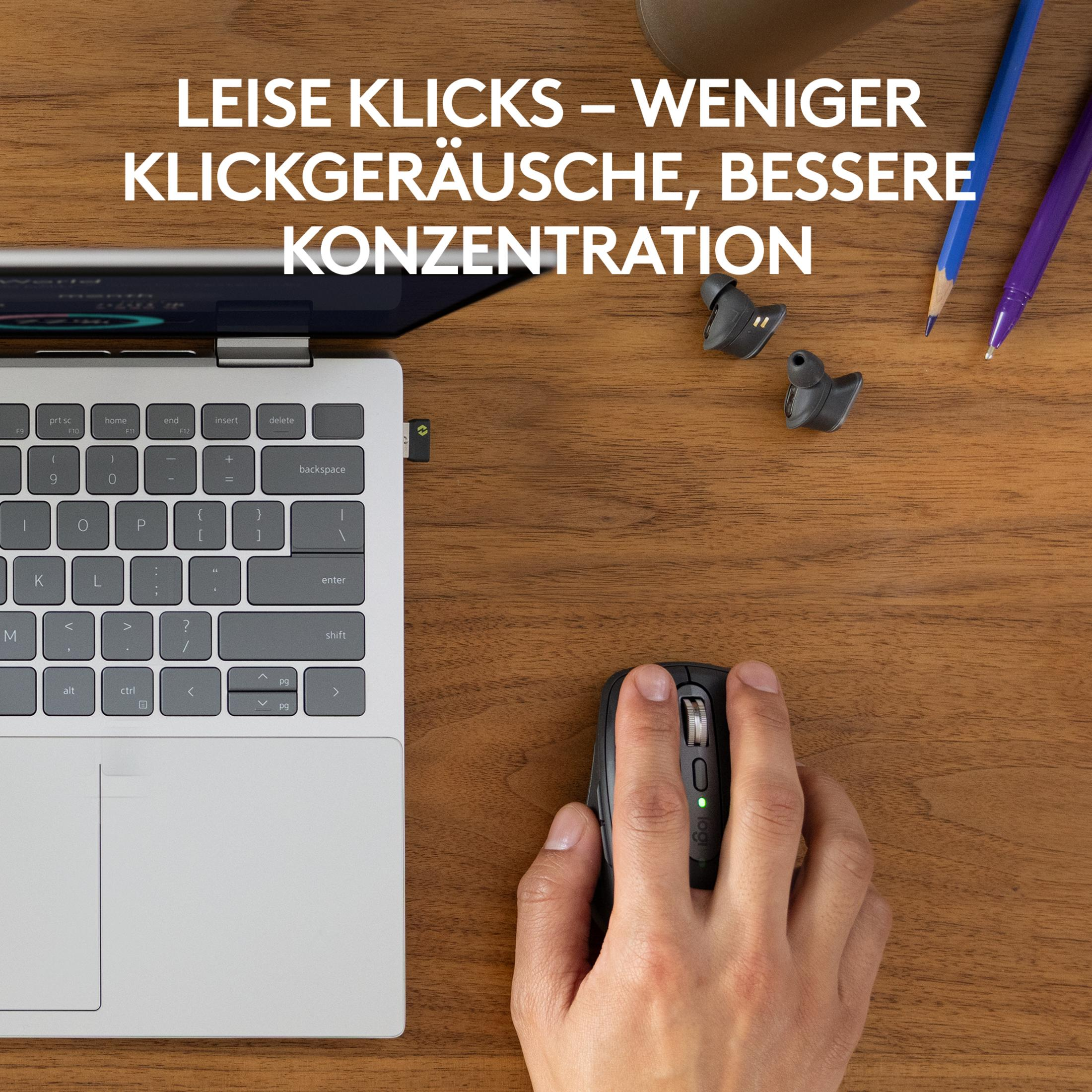 Una mano usa un mouse nero accanto a un laptop e auricolari su una scrivania di legno.