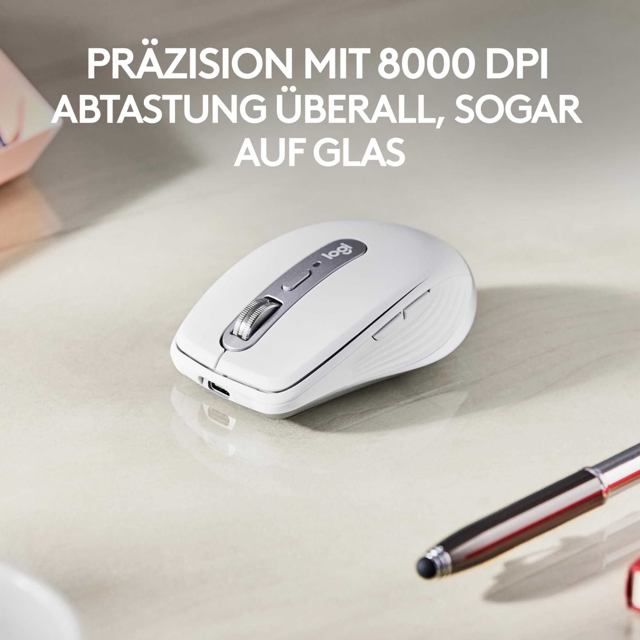 Un mouse Logitech bianco con rotellina argentata su superficie chiara.