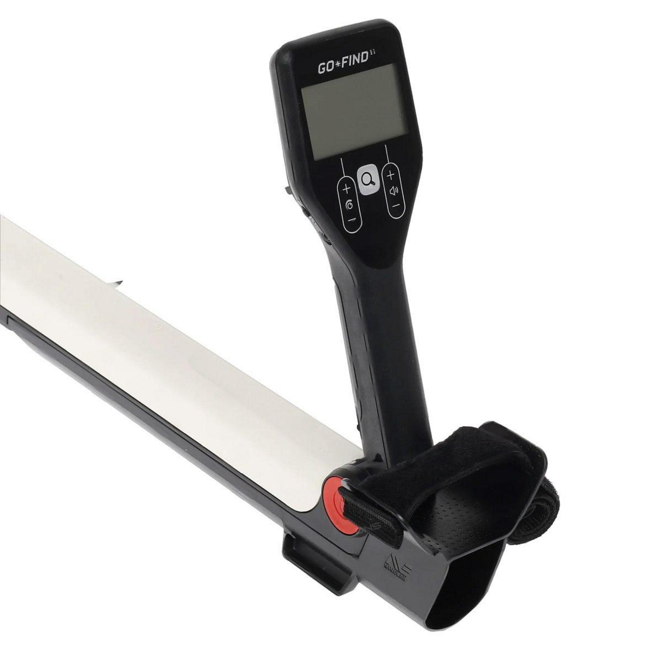 Ein Metalldetektor mit schwarzem Griff und Display, weißem Stab und Armstütze.