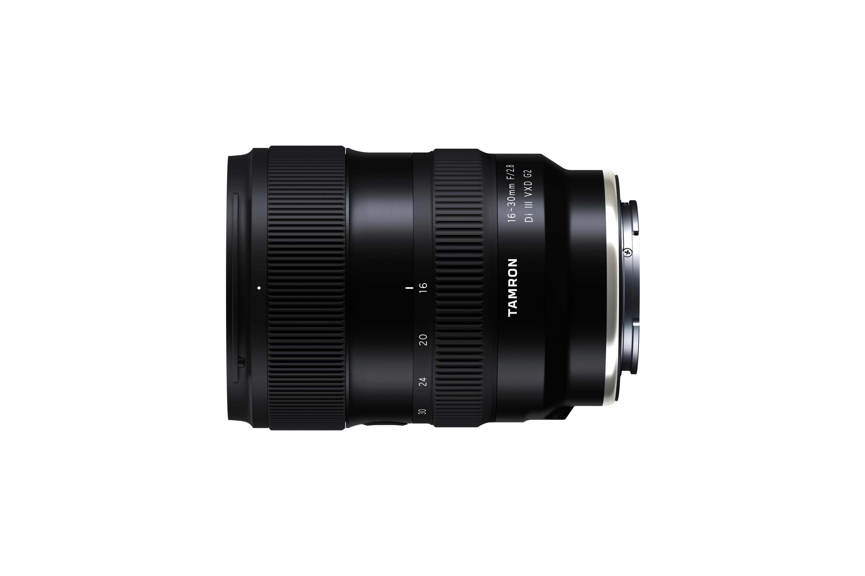 Un obiettivo Tamron nero 16-30mm F/2.8 Di III VXD G2 su sfondo bianco.