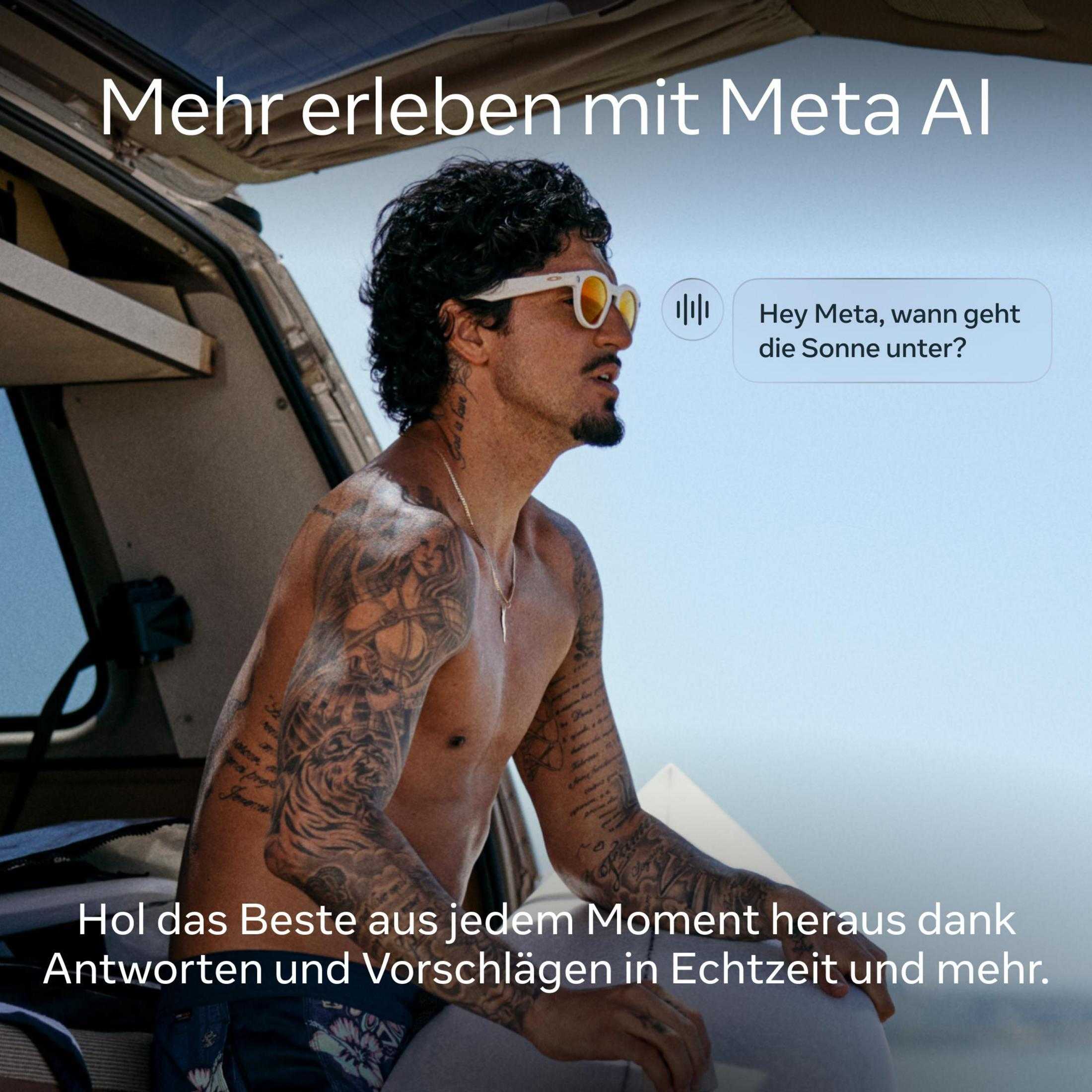 Mann mit Brille und Tattoos sitzt in einem Auto. Text: Mehr erleben mit Meta AI.