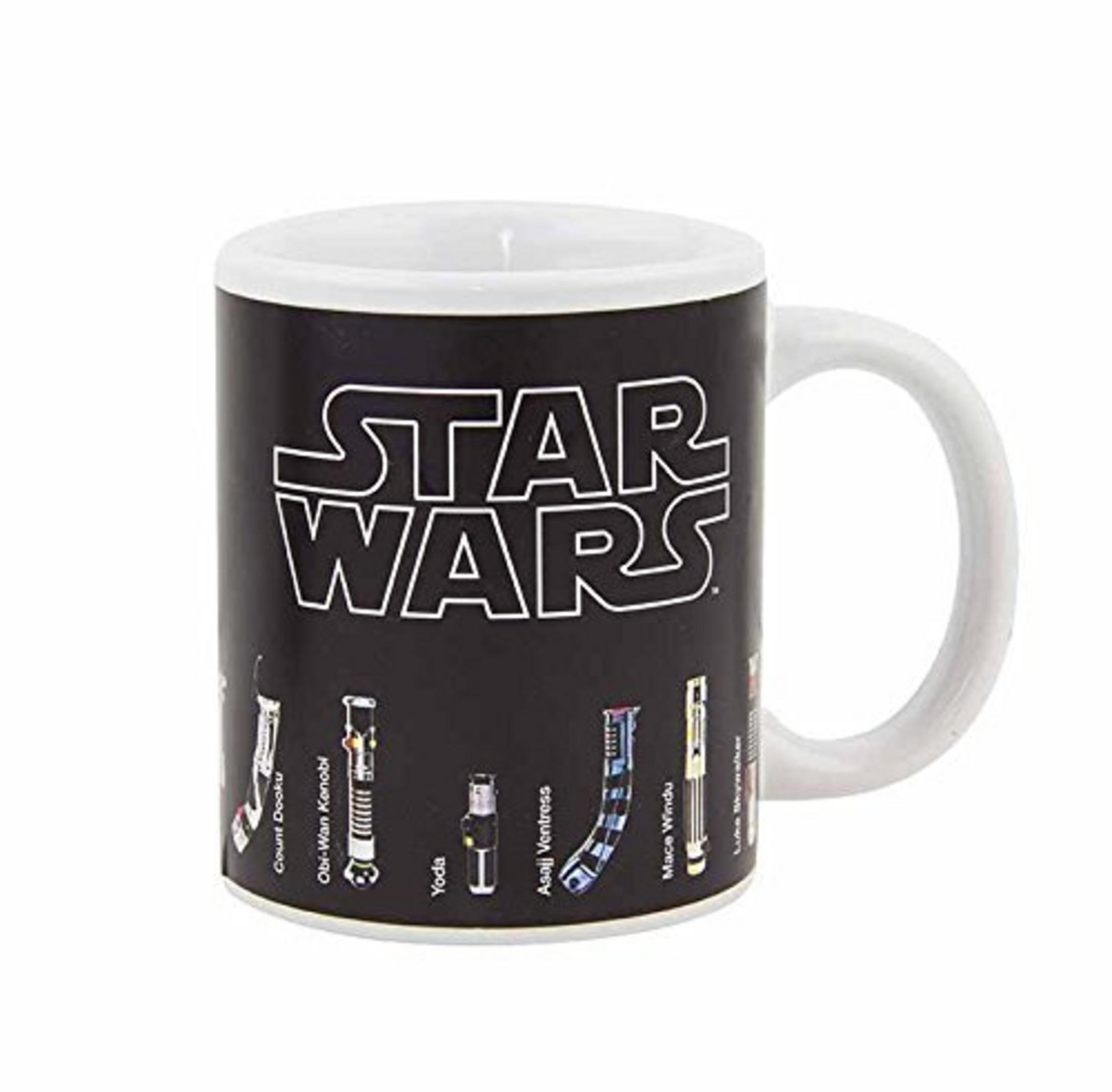 Czarny kubek Star Wars z mieczami świetlnymi postaci.