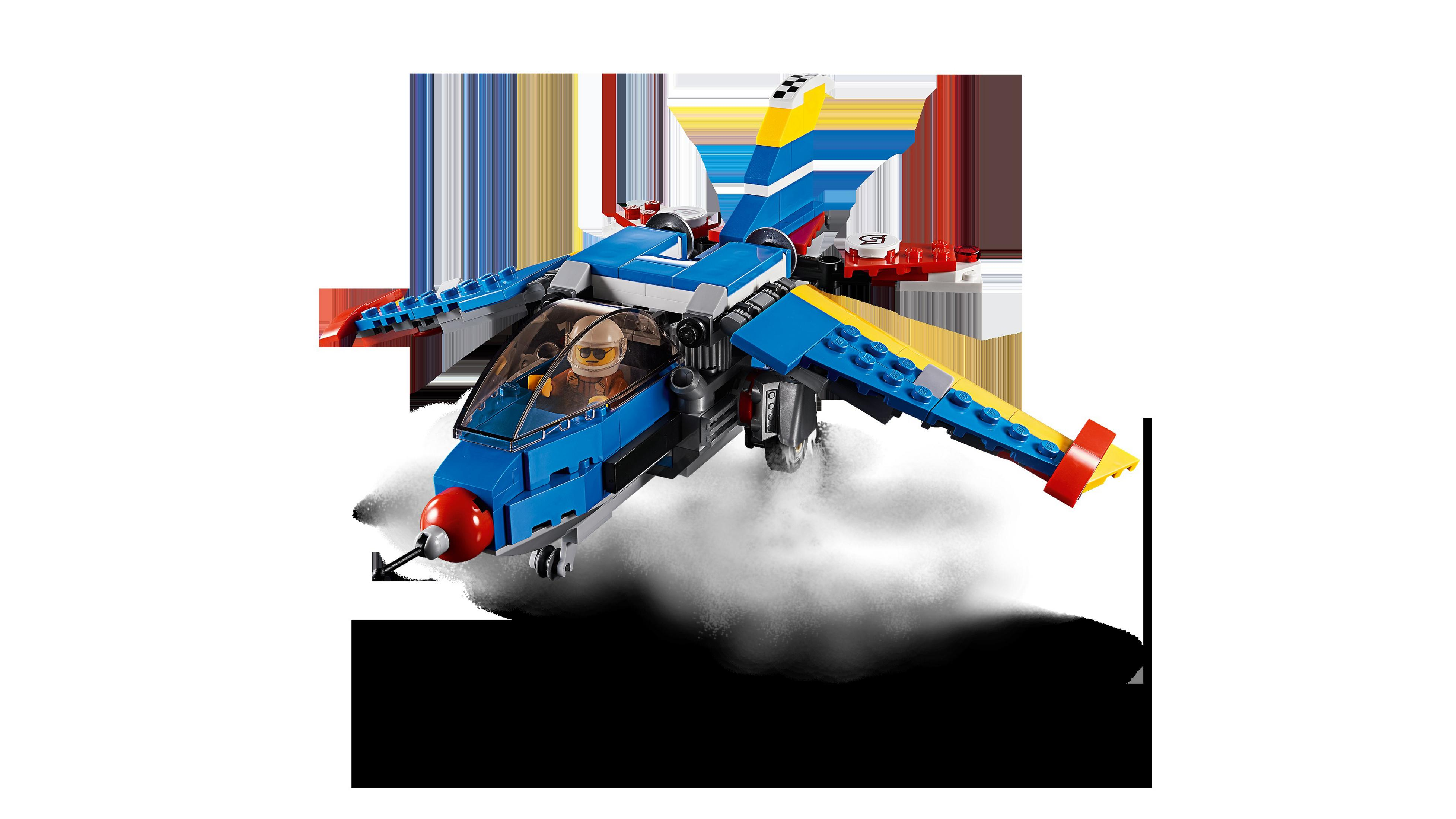 Un jet Lego blu con accenti gialli e rossi vola tra nuvole bianche.