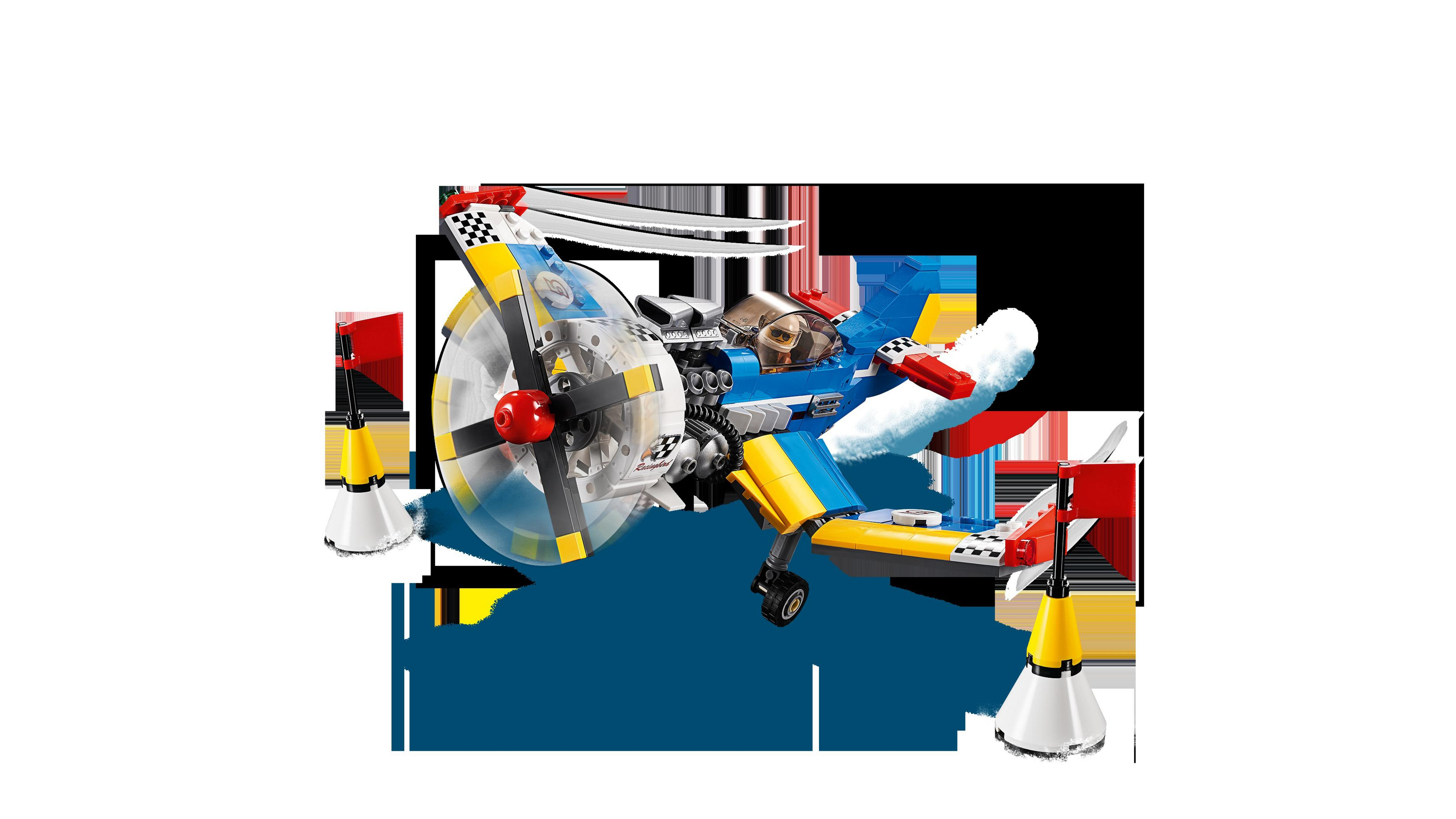 Un aereo Lego blu e giallo con elica e pilota, circondato da segnali di pista da corsa.