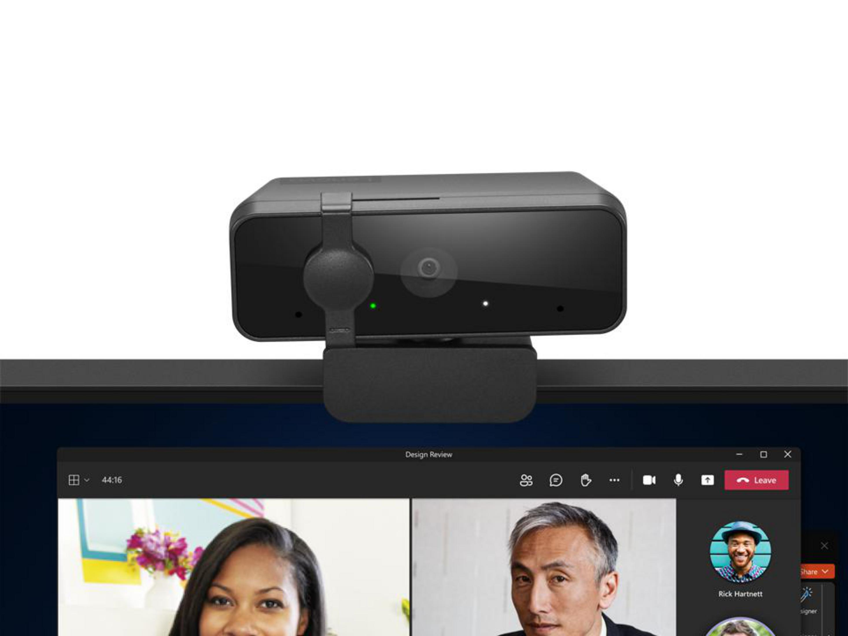 Una webcam è appoggiata su un monitor che mostra una videoconferenza.