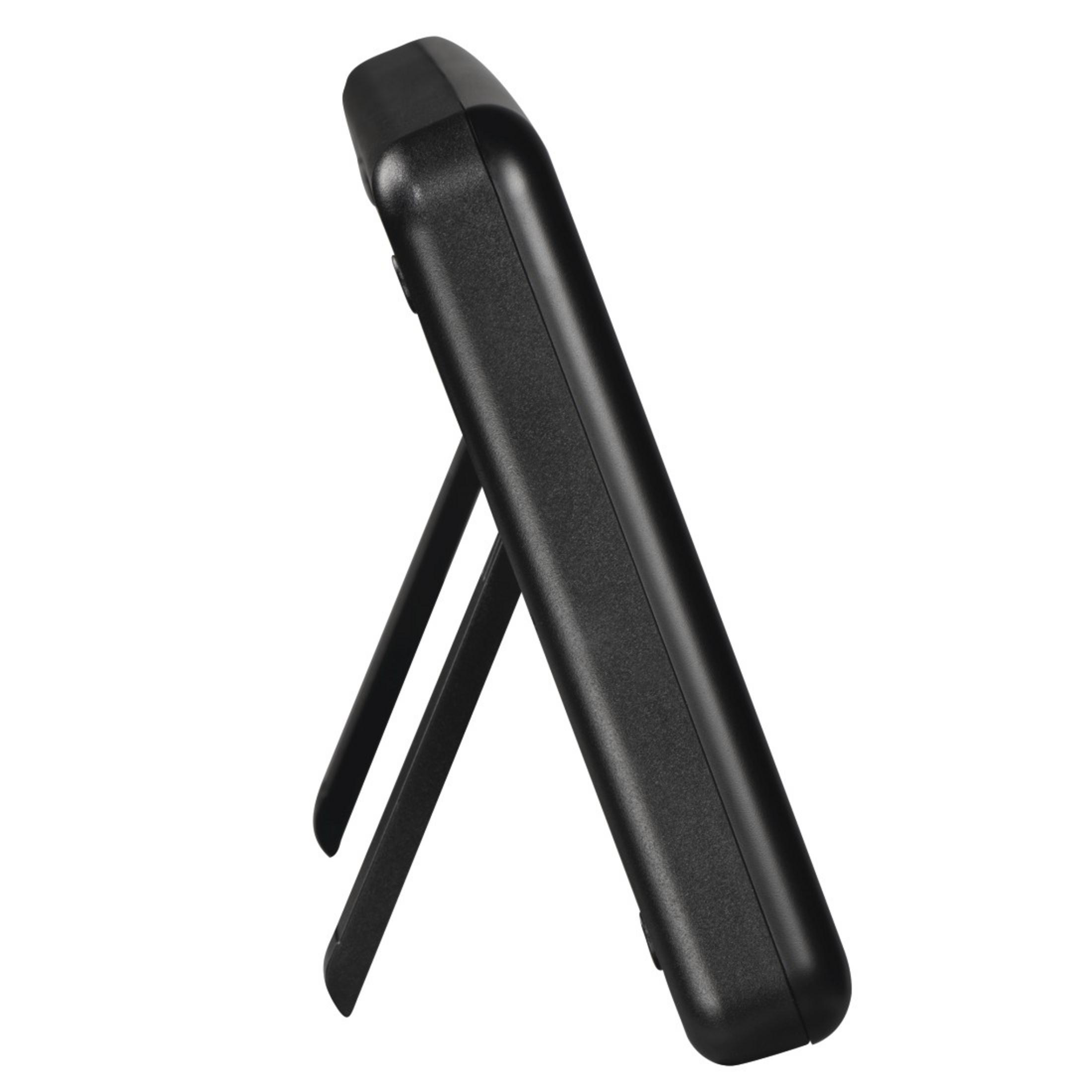 Dispositivo electrónico negro con soporte abatible sobre fondo blanco.