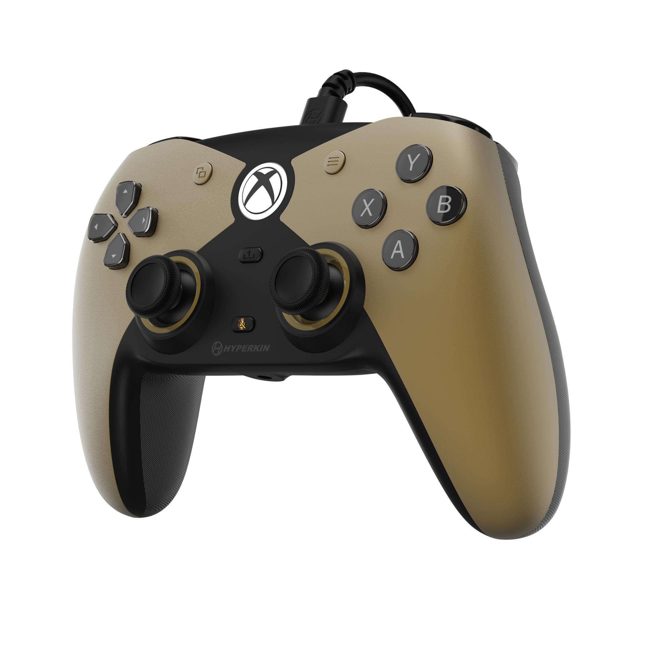 Un controller Xbox marrone e nero con cavo, isolato su sfondo bianco.