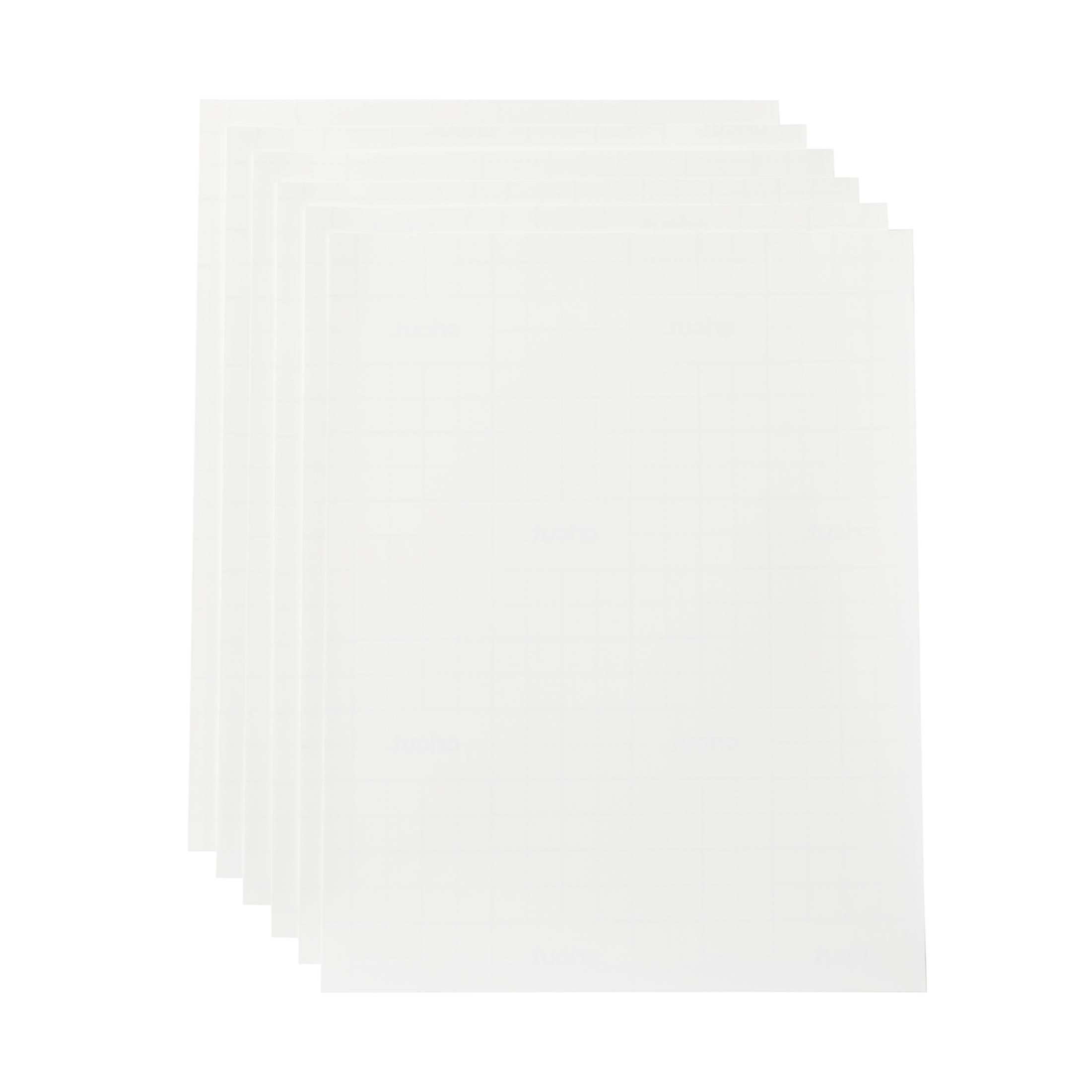 Varias hojas de papel blanco apiladas sobre un fondo blanco.