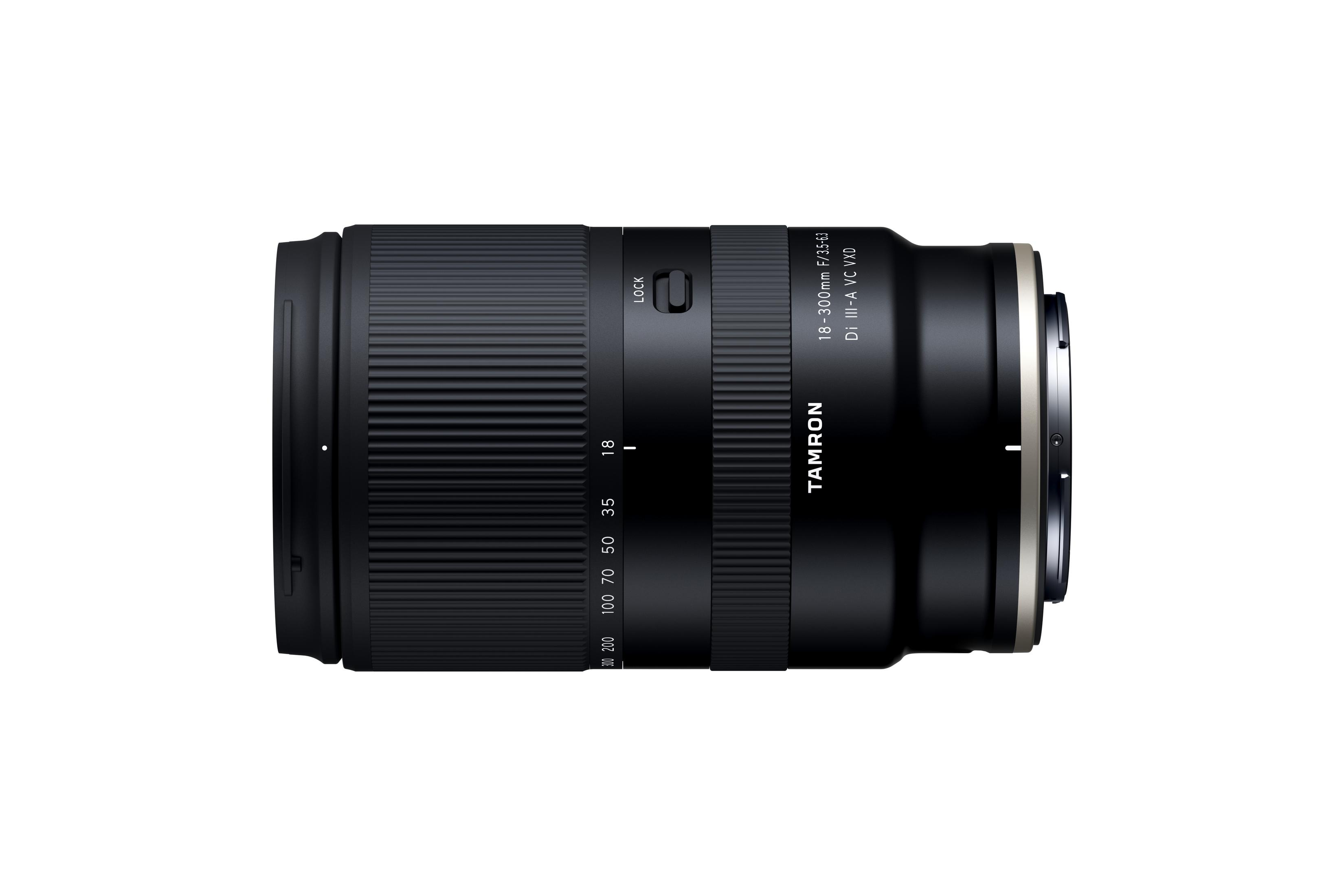 Obiettivo Tamron nero con ghiera zoom e impostazioni di messa a fuoco.