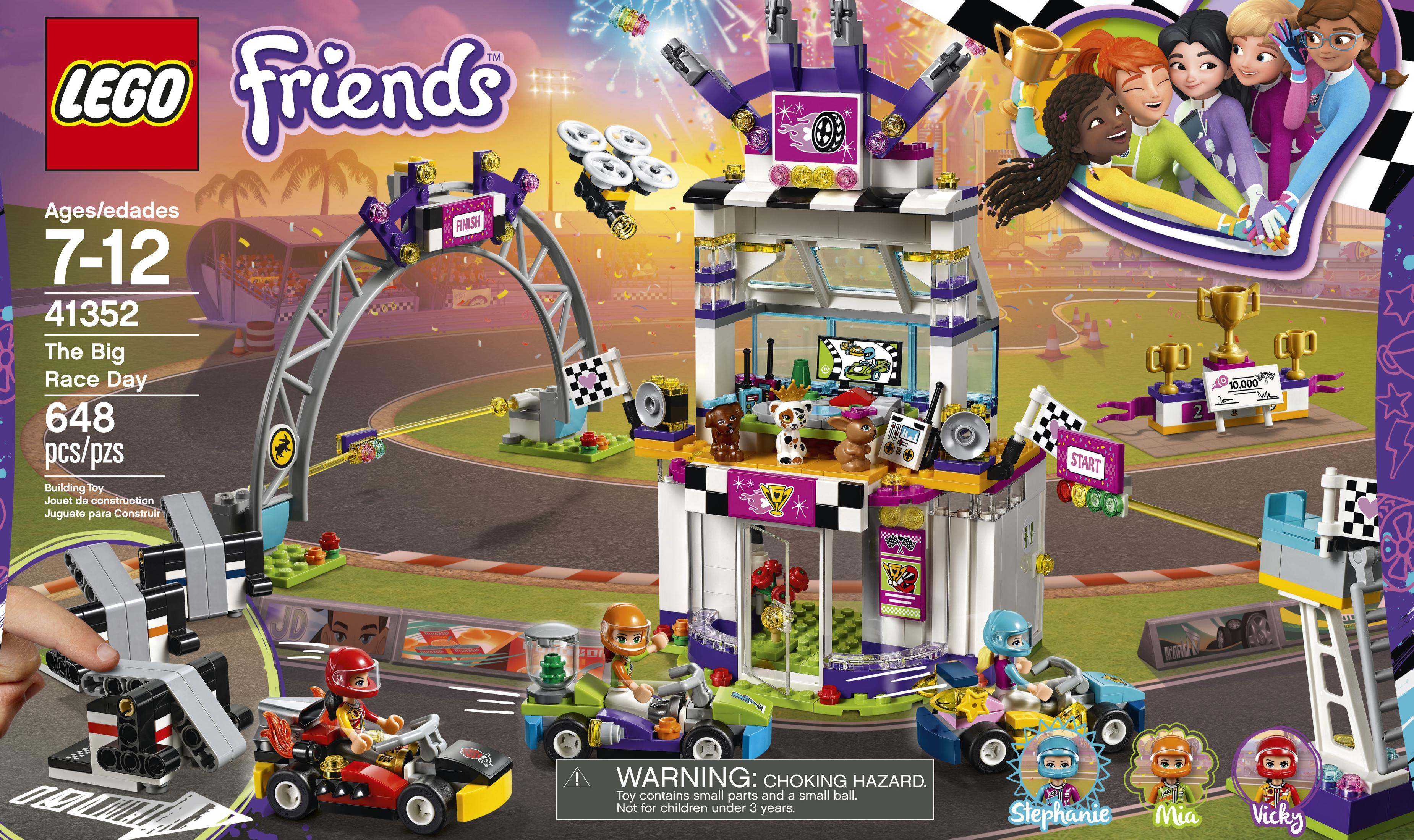 Pista LEGO Friends con personaggi, auto, edifici e trofei. Fuochi d'artificio nel cielo.