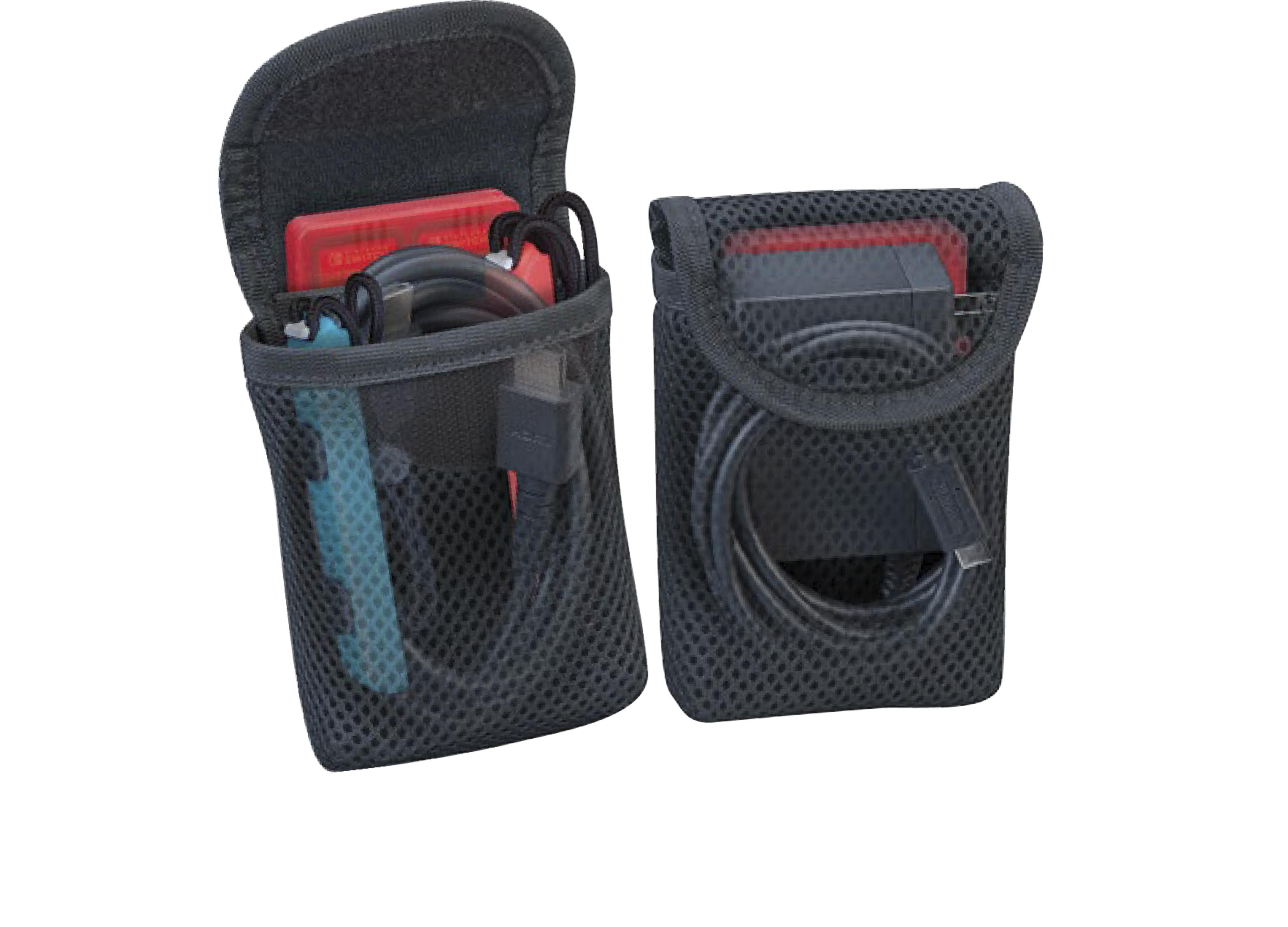 Due tasche in rete nera con accessori elettronici rossi e blu.