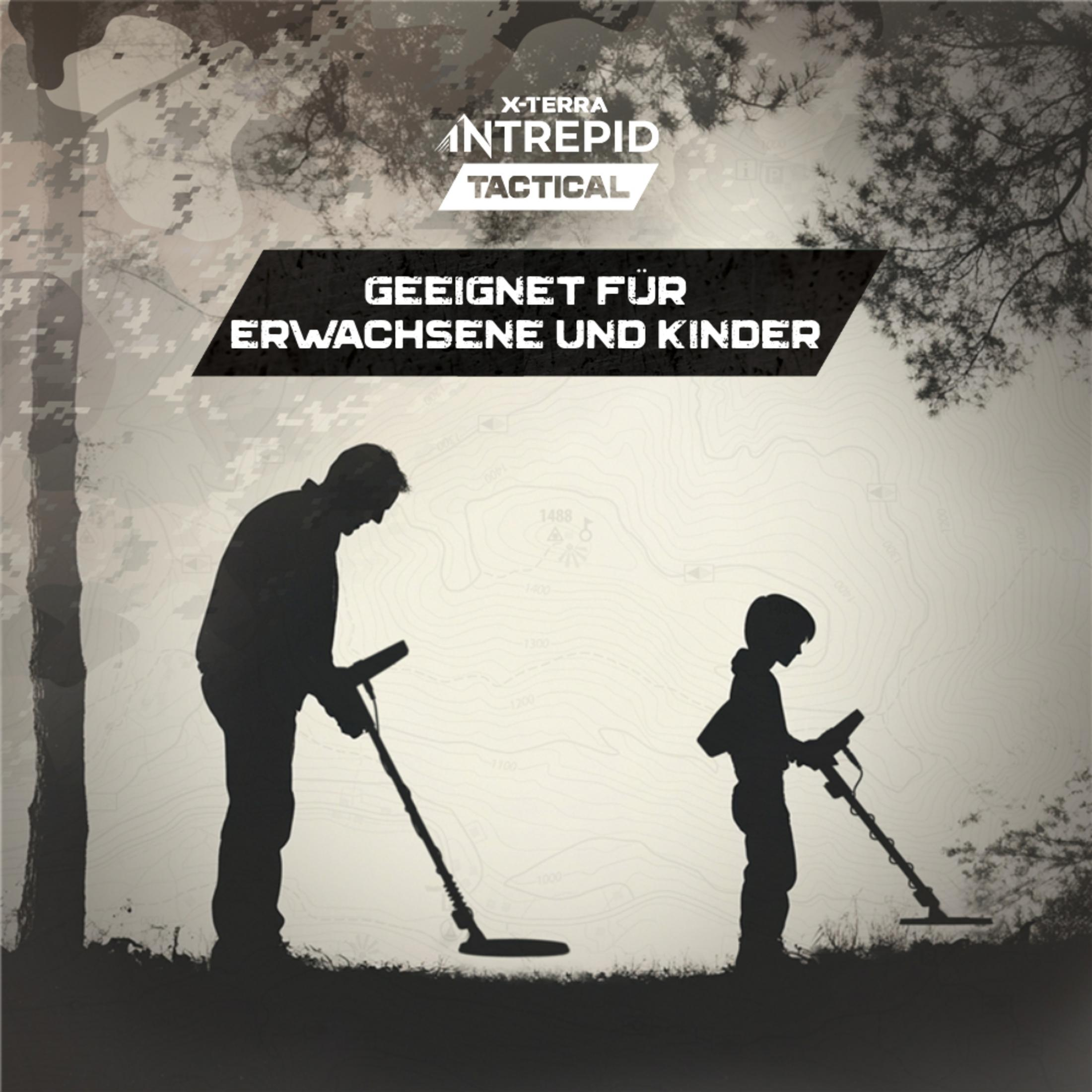 Silhouette eines Mannes und eines Kindes mit Metalldetektoren im Wald.