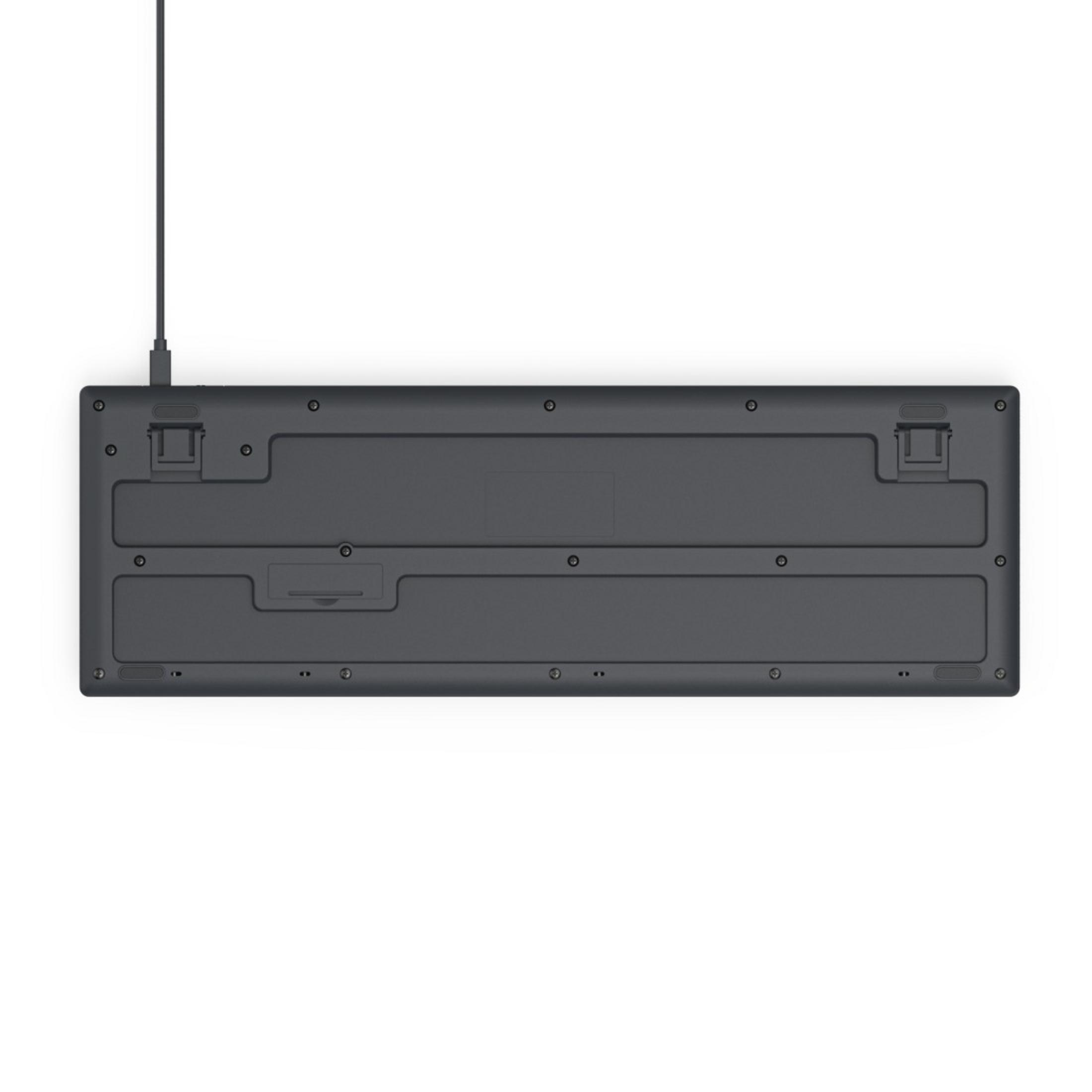Parte inferiore di una tastiera scura con cavo USB e piedini regolabili.
