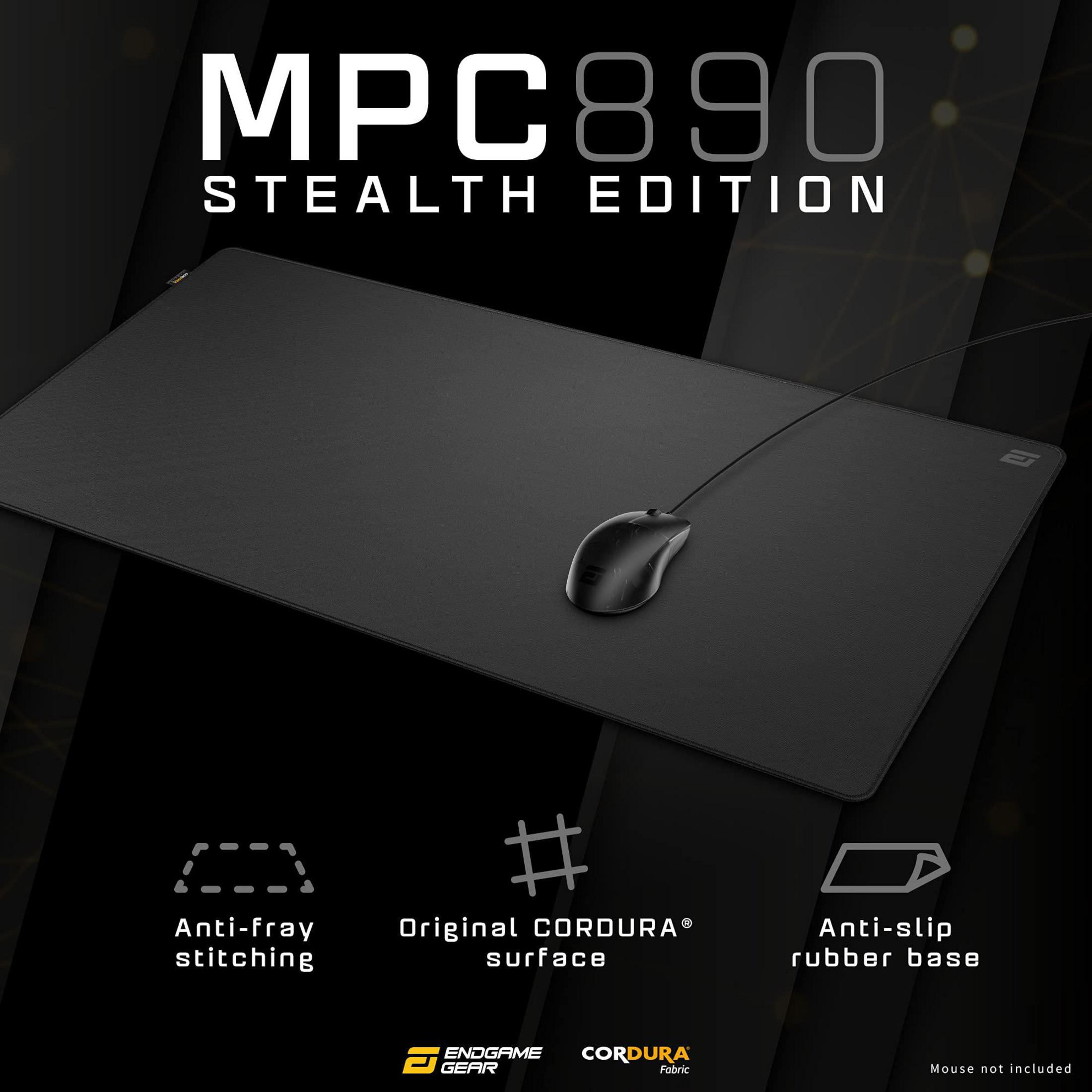 Czarna podkładka pod mysz MPC890 Stealth Edition z myszką, szwami zapobiegającymi strzępieniu i gumową podstawą.
