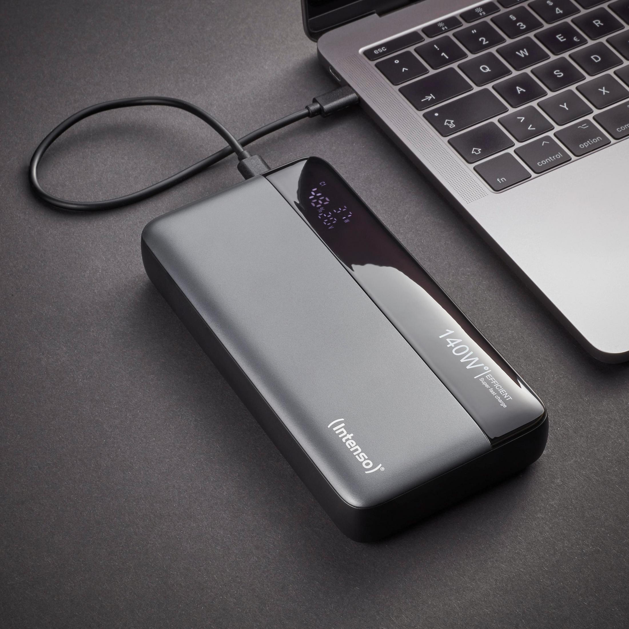 Power bank gris de 140W cargando un portátil. Logotipo Intenso al frente.